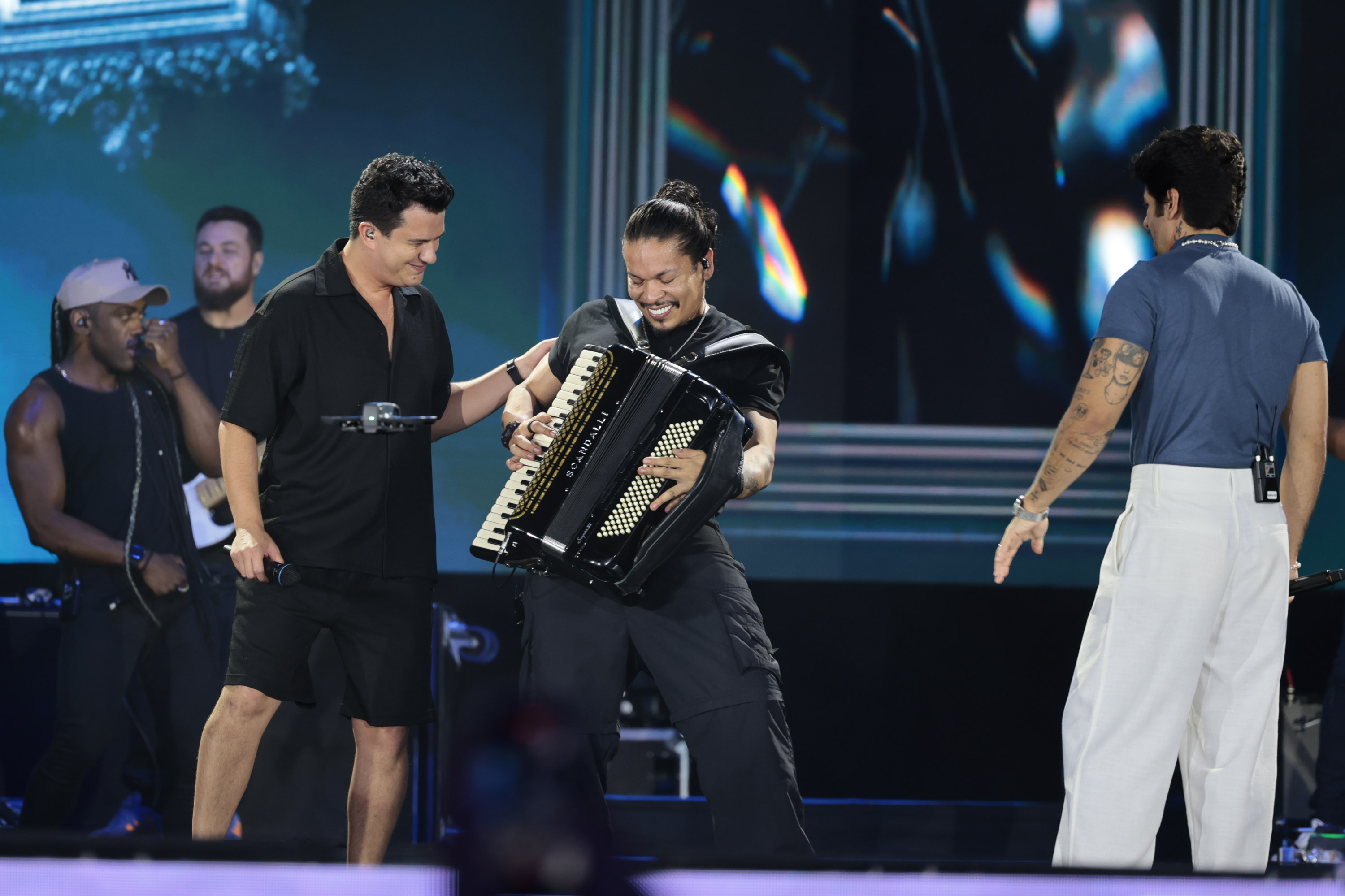 Hugo & Guilherme atraem 87 mil pessoas para as areias de Caiobá com hits icônicos