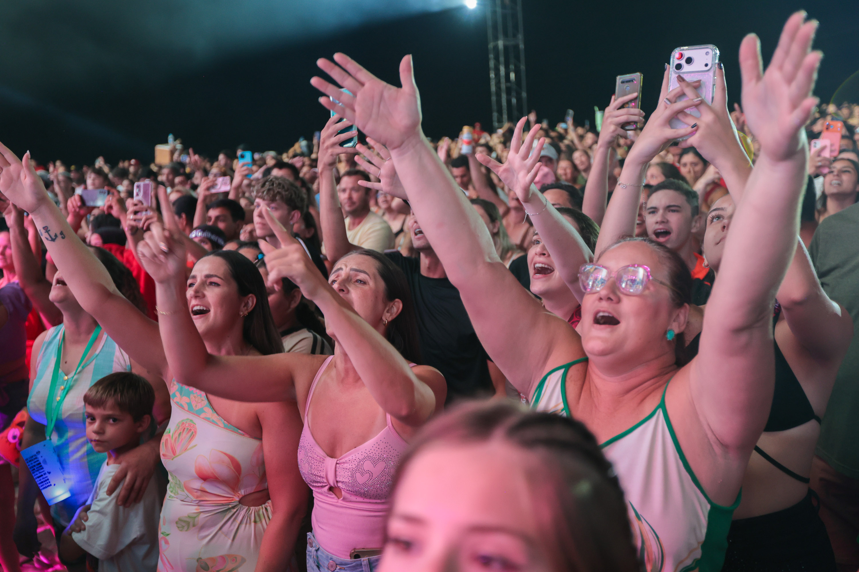 Hugo & Guilherme atraem 87 mil pessoas para as areias de Caiobá com hits icônicos