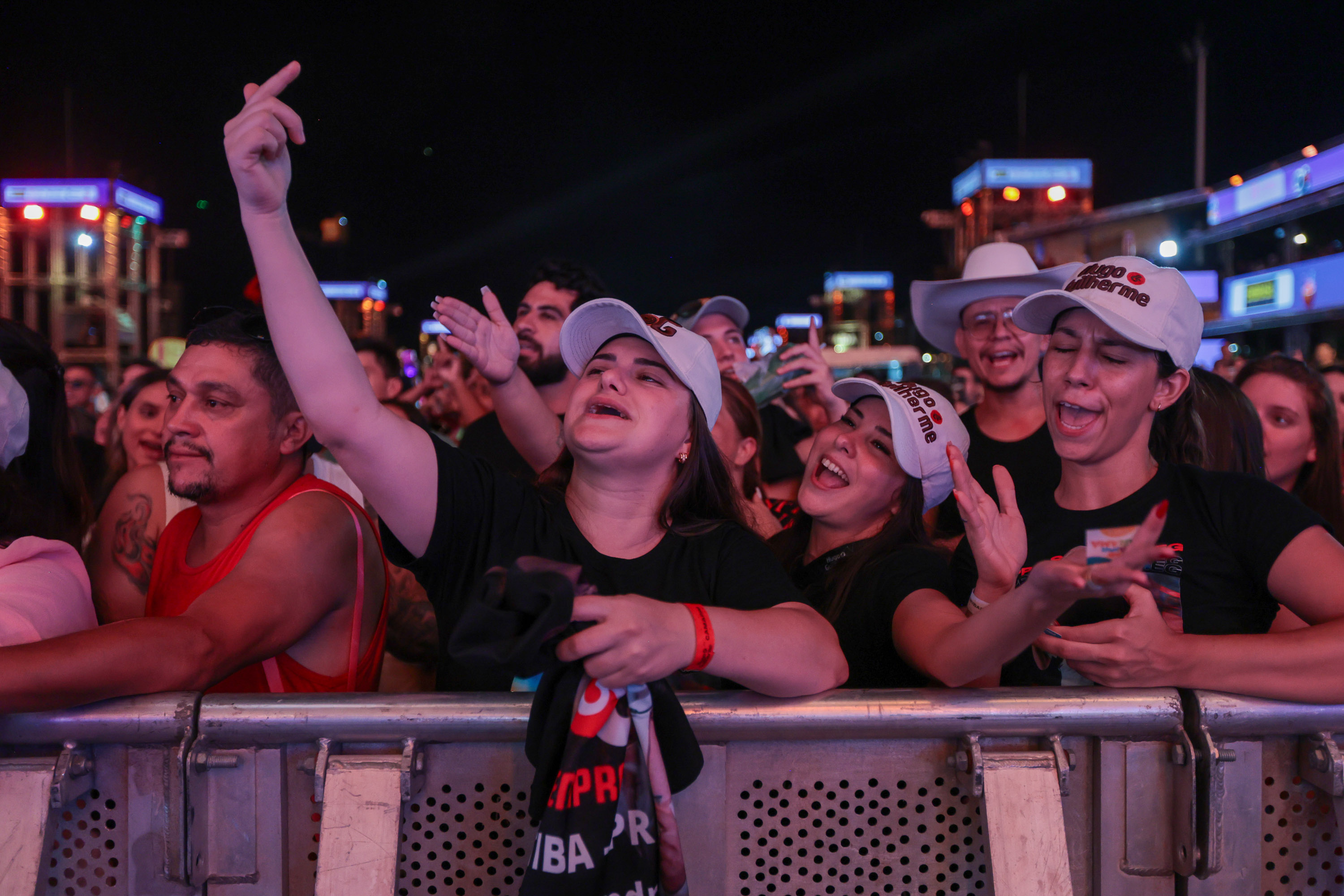 Hugo & Guilherme atraem 87 mil pessoas para as areias de Caiobá com hits icônicos