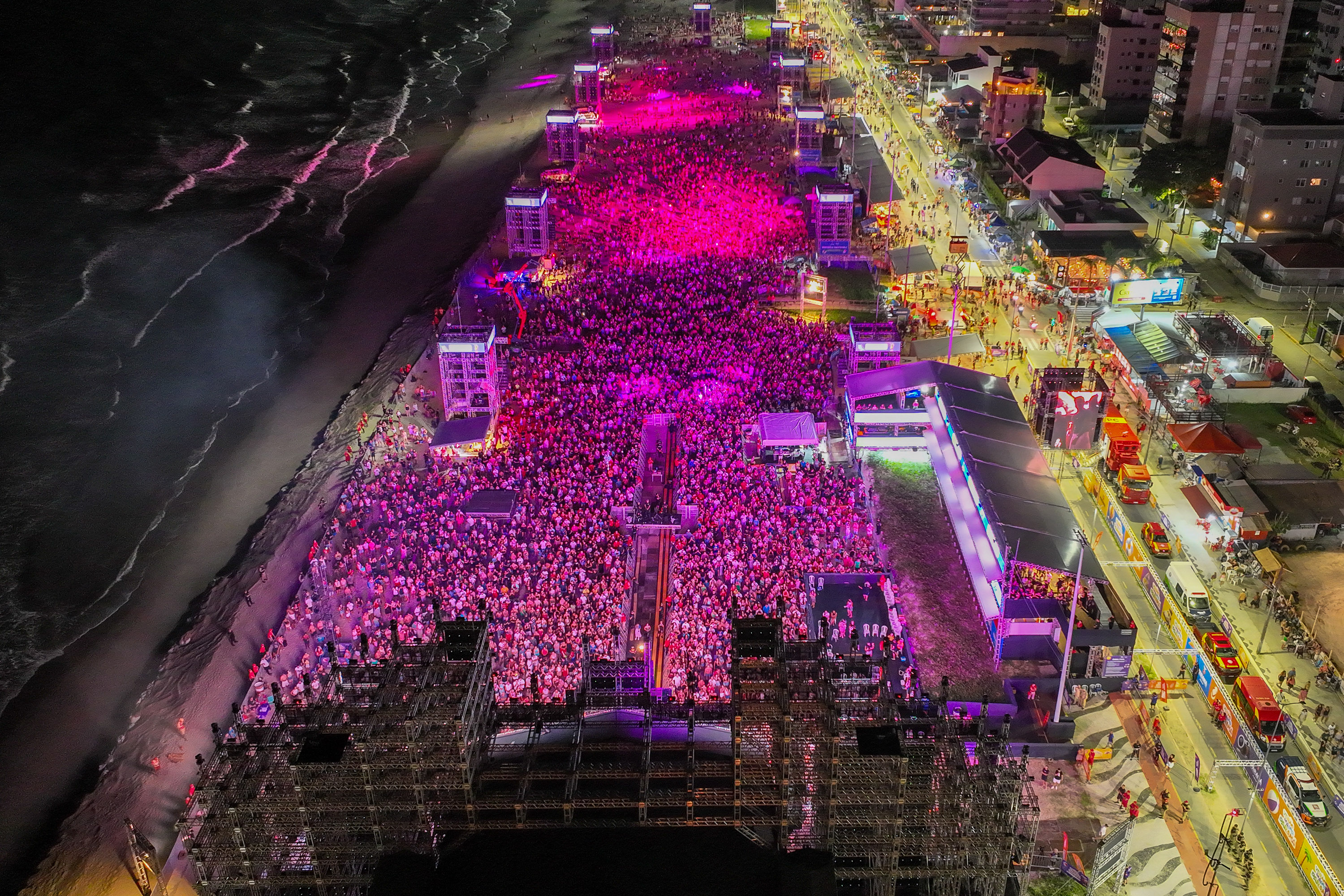 Hugo & Guilherme atraem 87 mil pessoas para as areias de Caiobá com hits icônicos