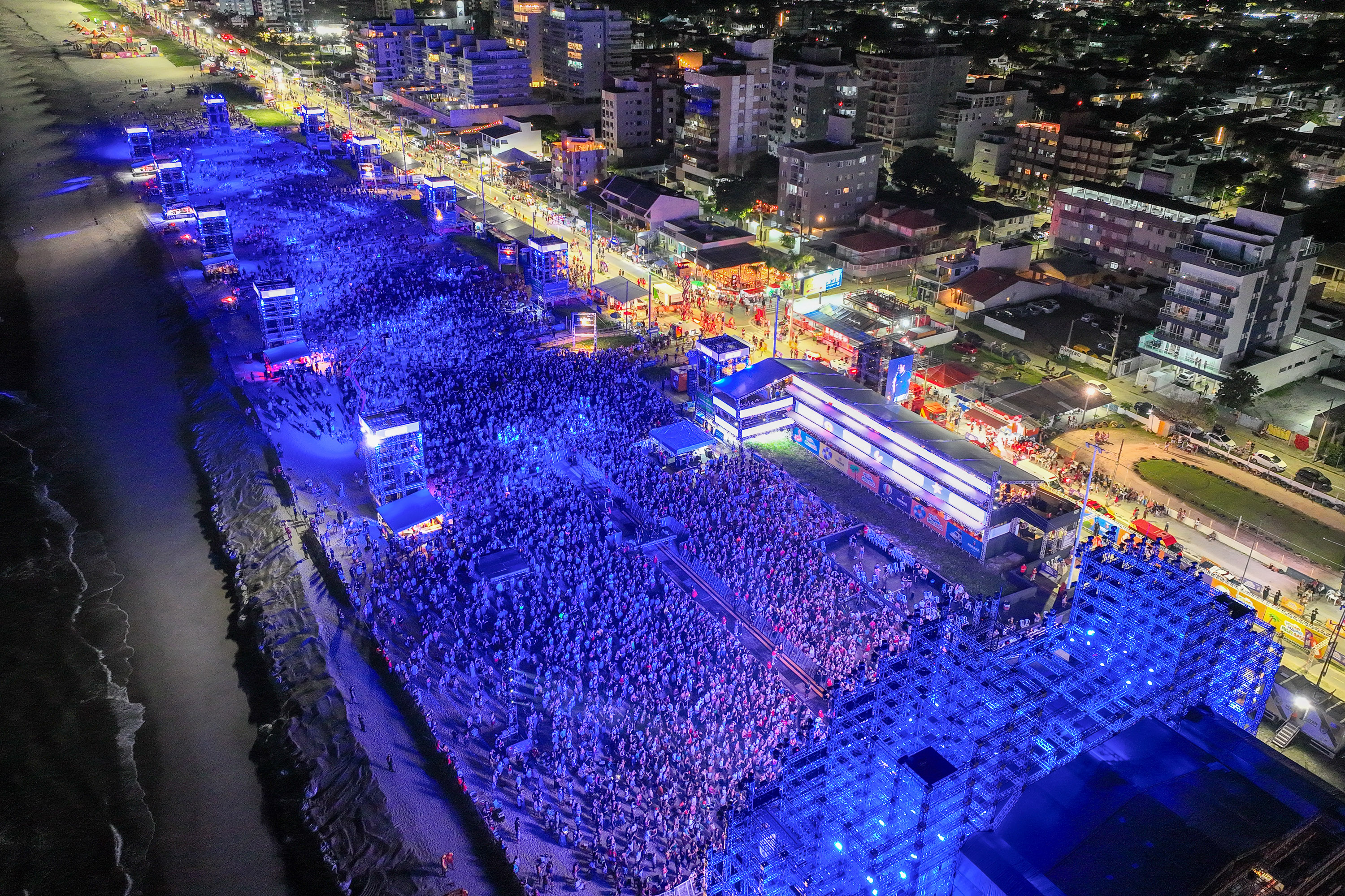 Hugo & Guilherme atraem 87 mil pessoas para as areias de Caiobá com hits icônicos