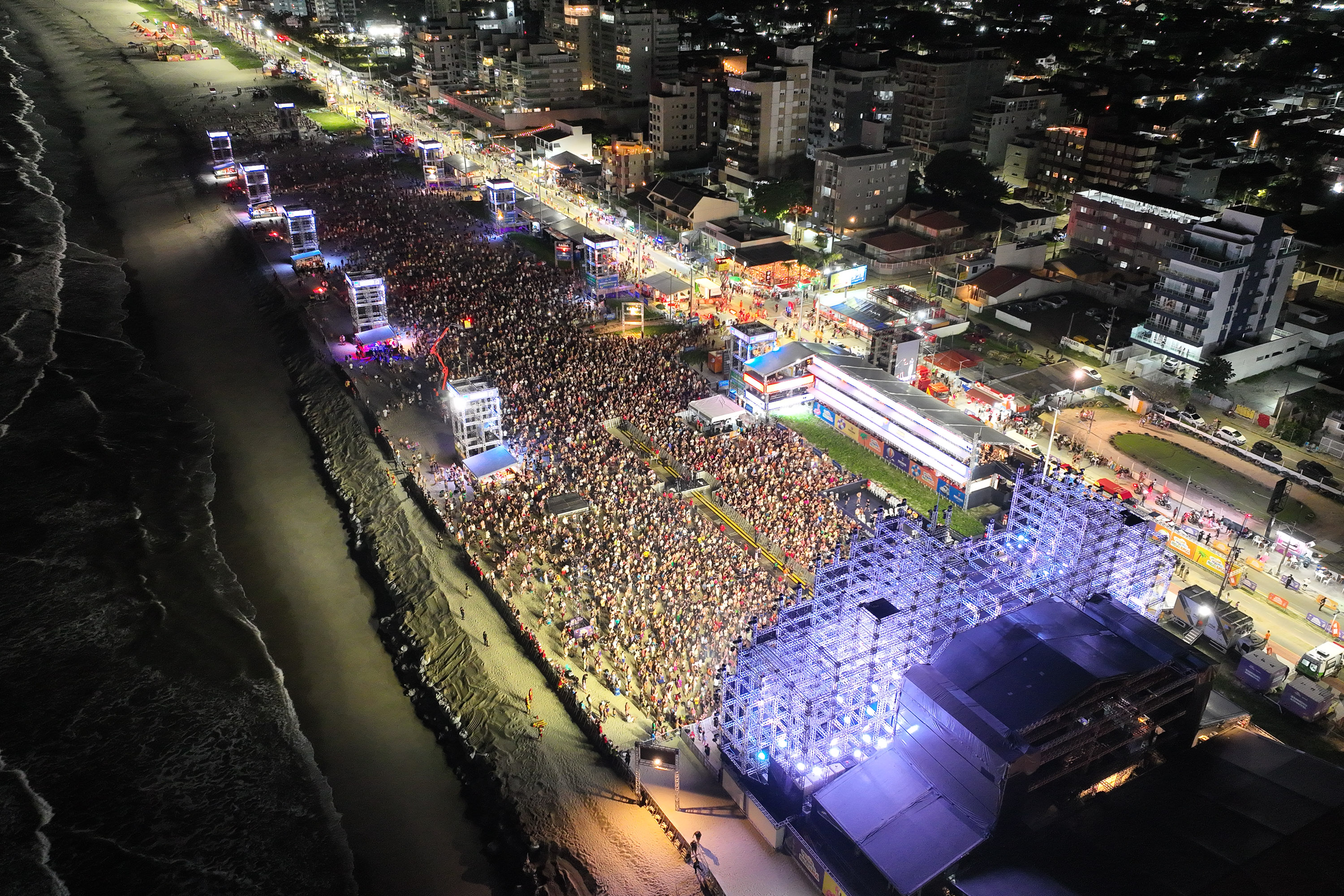 Hugo & Guilherme atraem 87 mil pessoas para as areias de Caiobá com hits icônicos