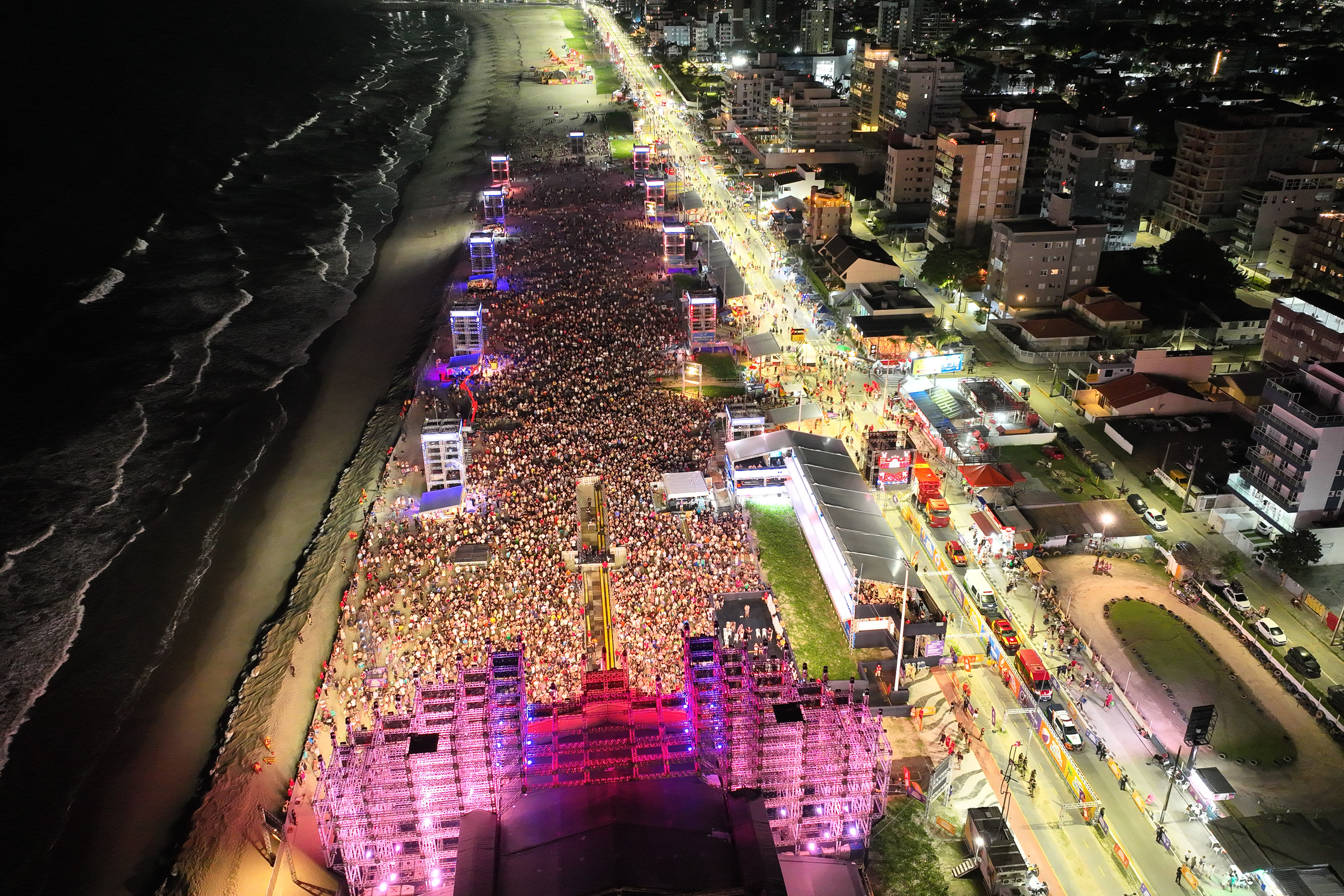 Hugo & Guilherme atraem 87 mil pessoas para as areias de Caiobá com hits icônicos