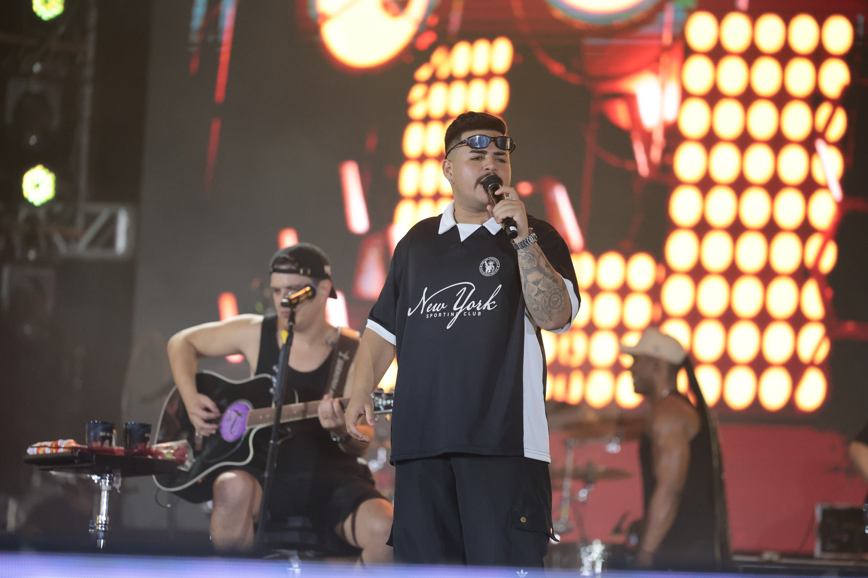 Hugo & Guilherme atraem 87 mil pessoas para as areias de Caiobá com hits icônicos