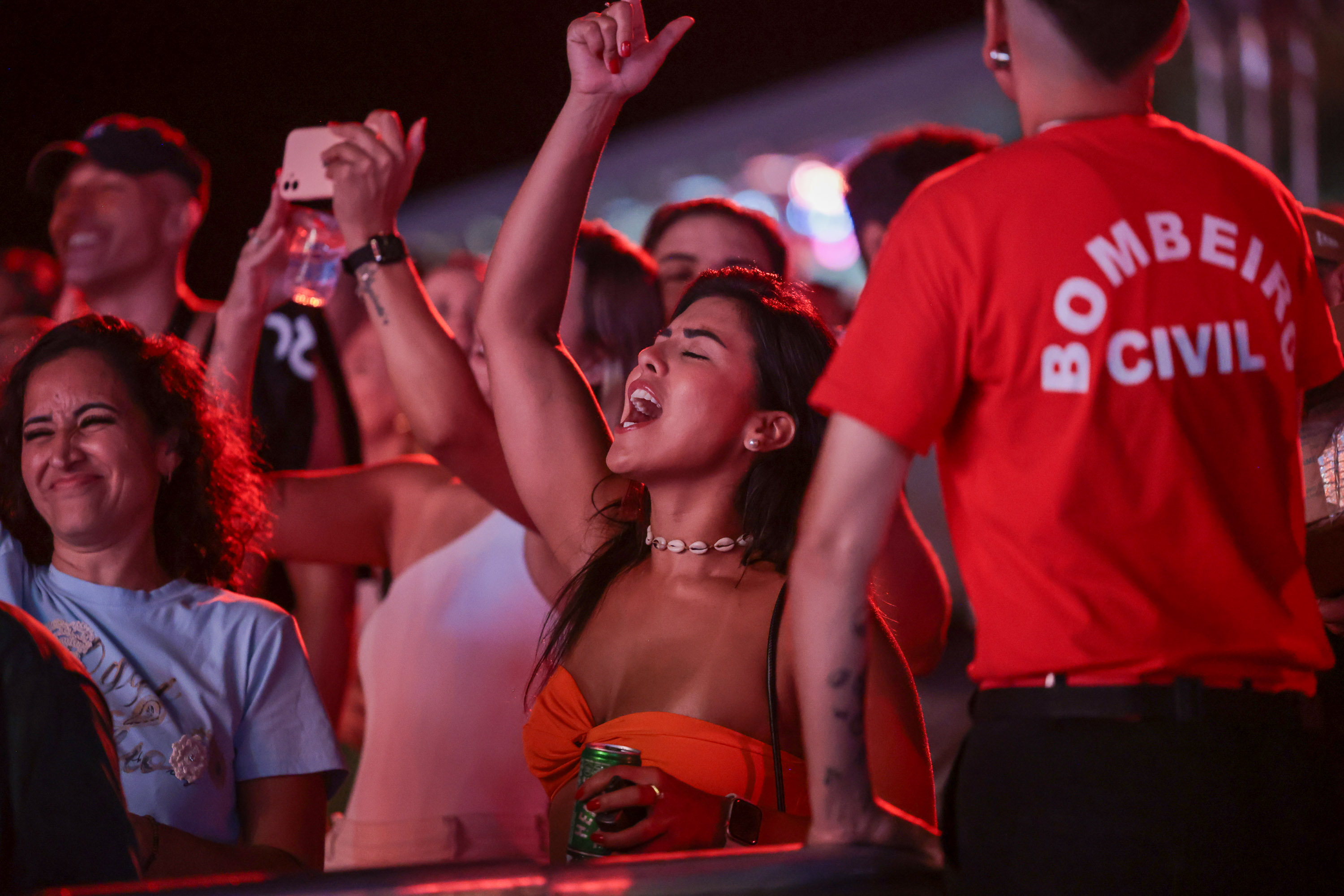 Hugo & Guilherme atraem 87 mil pessoas para as areias de Caiobá com hits icônicos