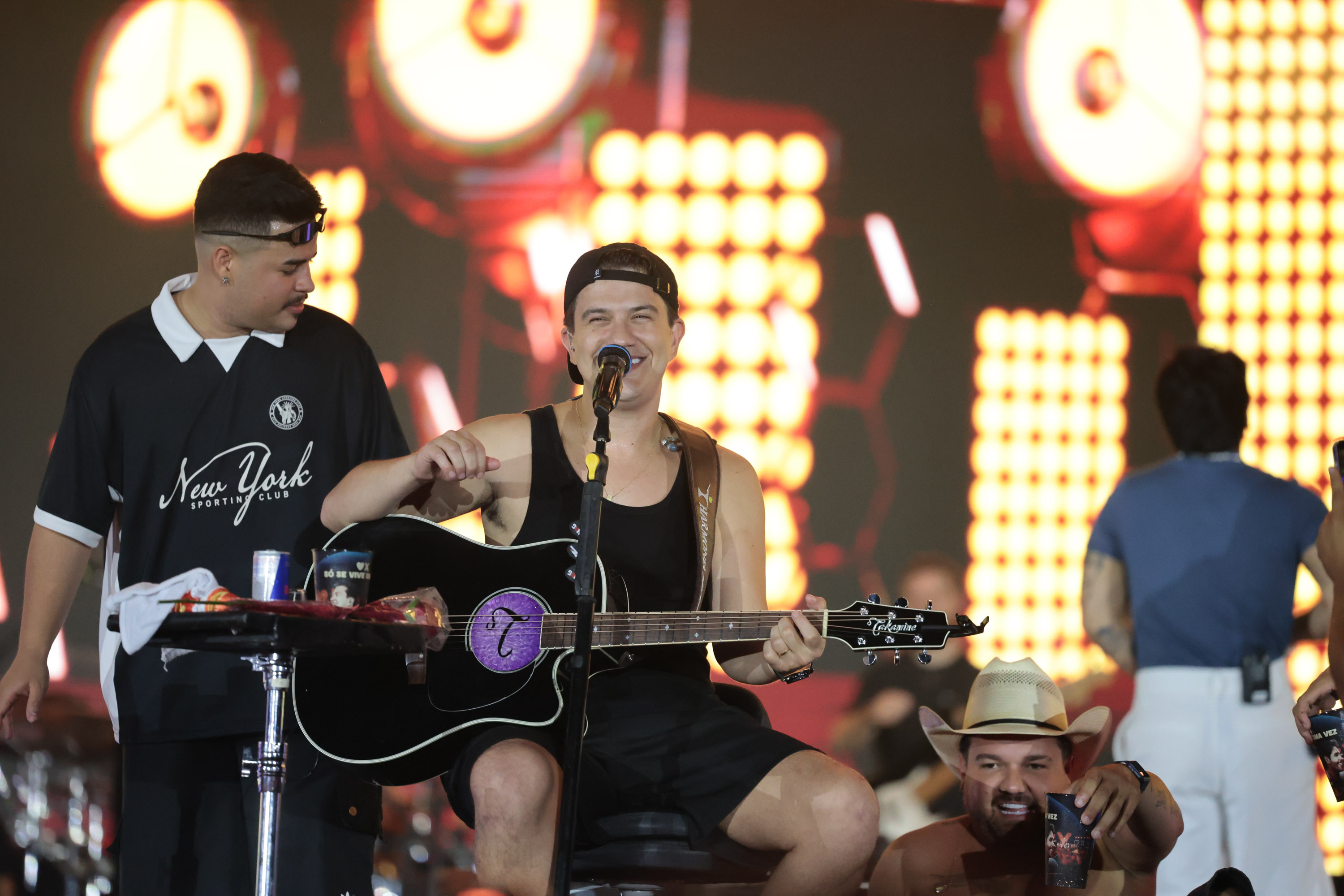 Hugo & Guilherme atraem 87 mil pessoas para as areias de Caiobá com hits icônicos