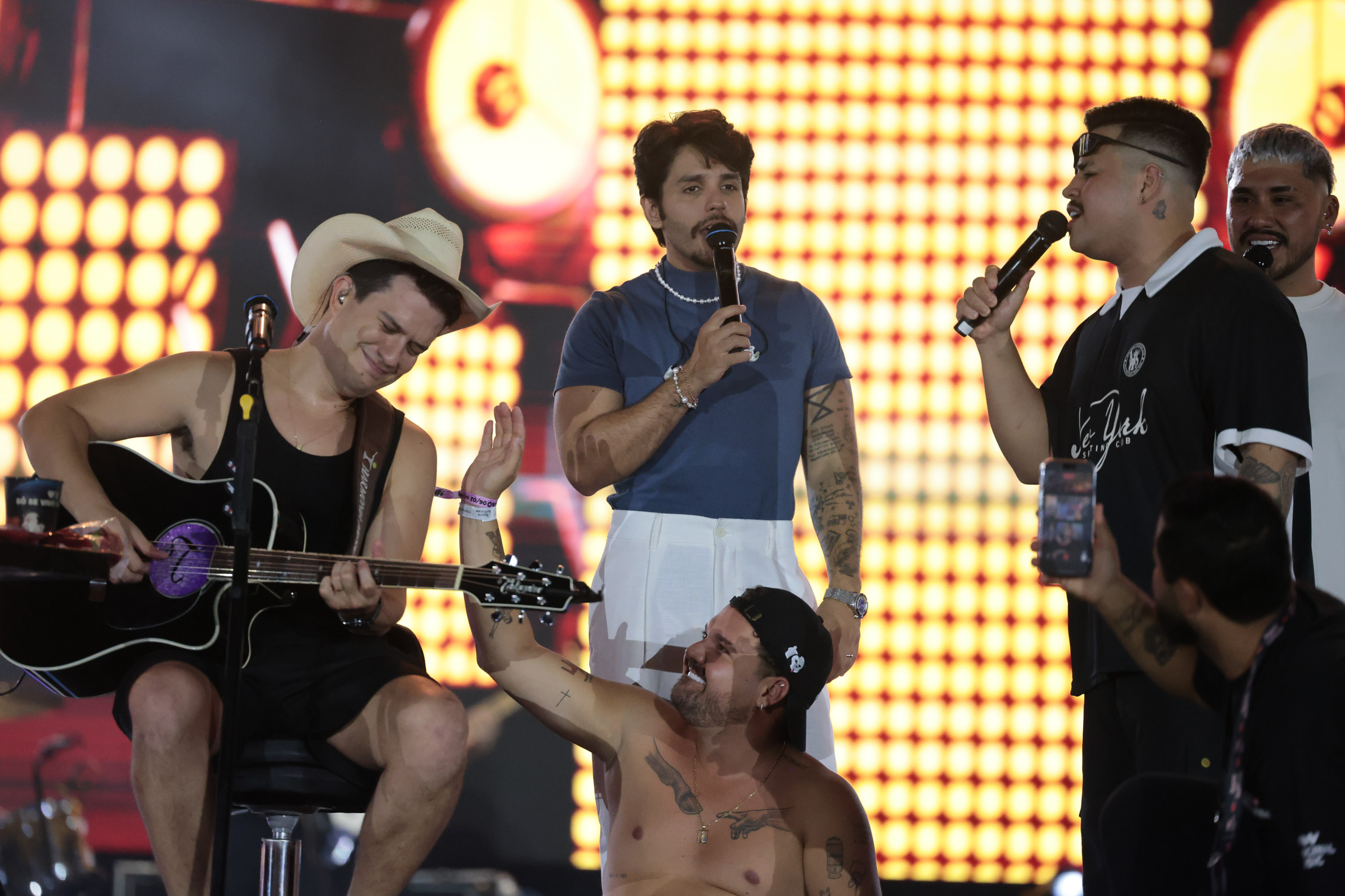 Hugo & Guilherme atraem 87 mil pessoas para as areias de Caiobá com hits icônicos