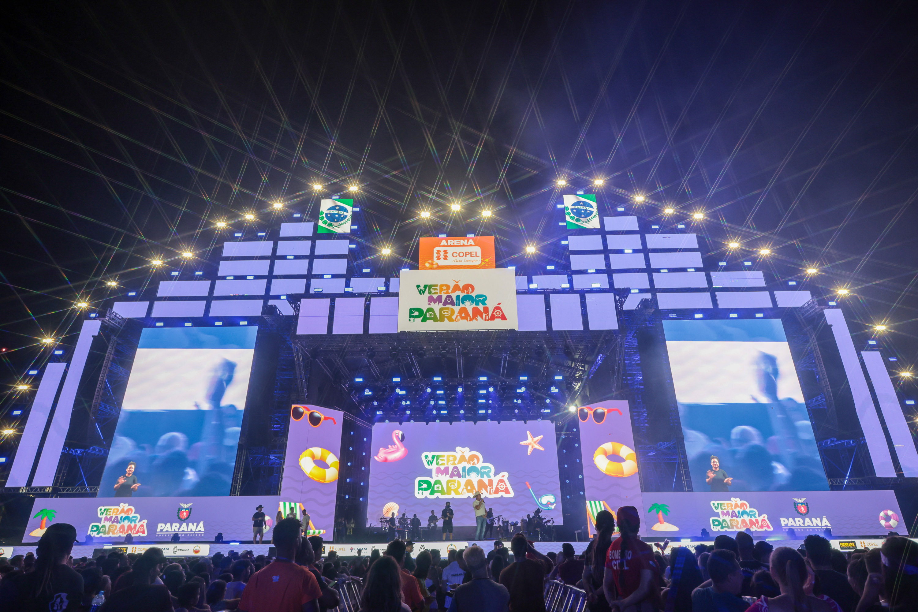 Hugo & Guilherme atraem 87 mil pessoas para as areias de Caiobá com hits icônicos