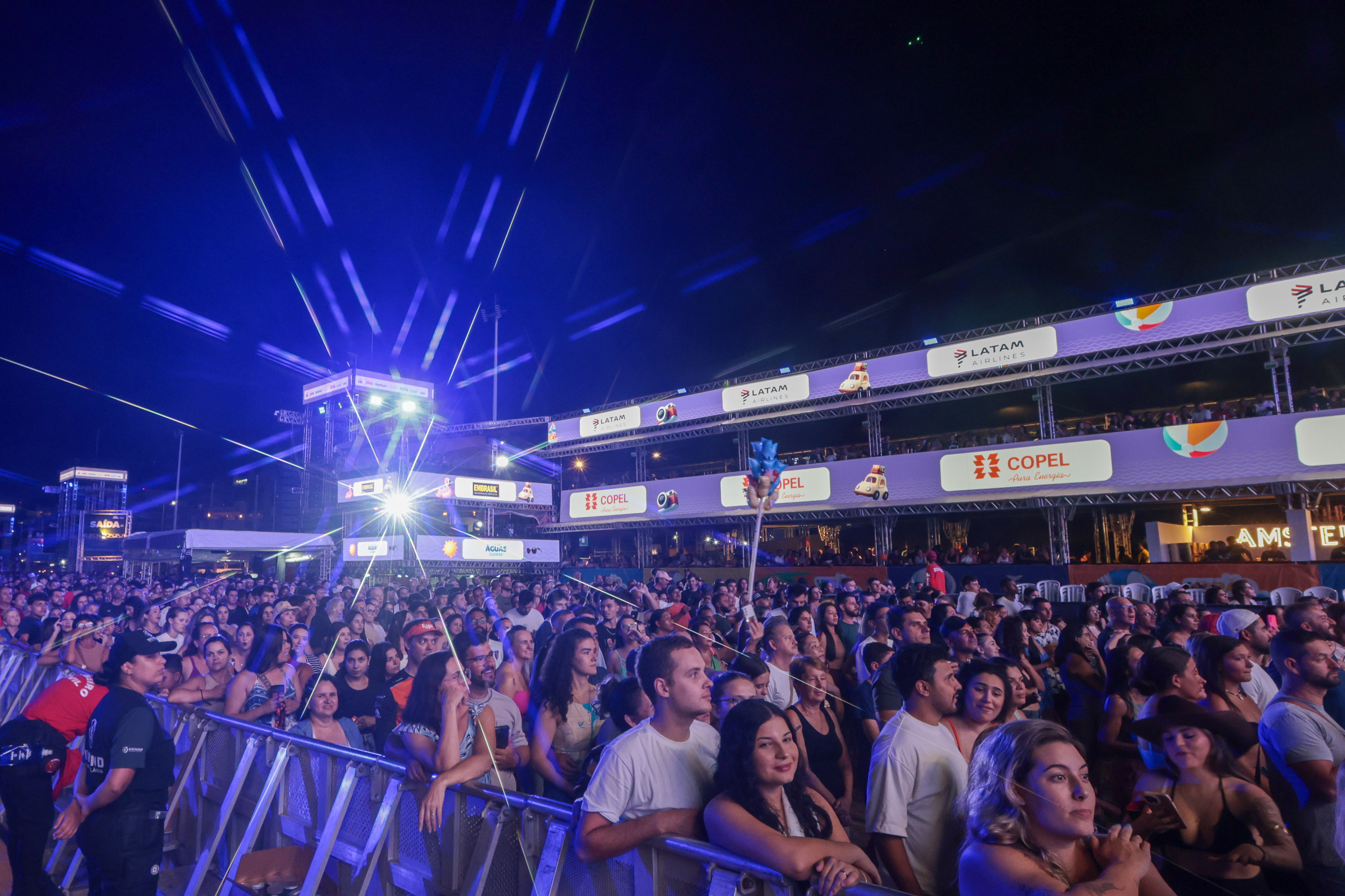 Hugo & Guilherme atraem 87 mil pessoas para as areias de Caiobá com hits icônicos