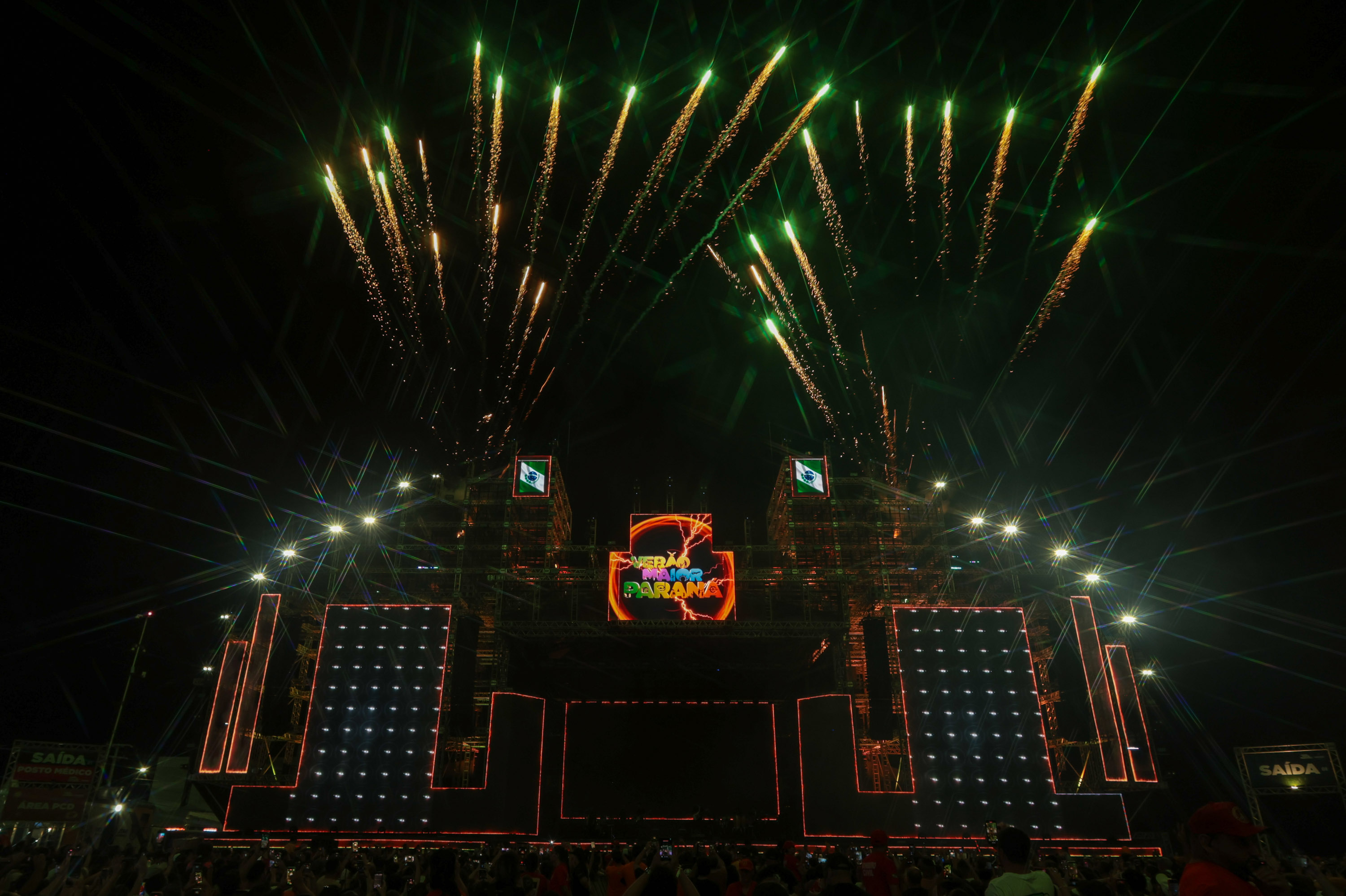 Hugo & Guilherme atraem 87 mil pessoas para as areias de Caiobá com hits icônicos