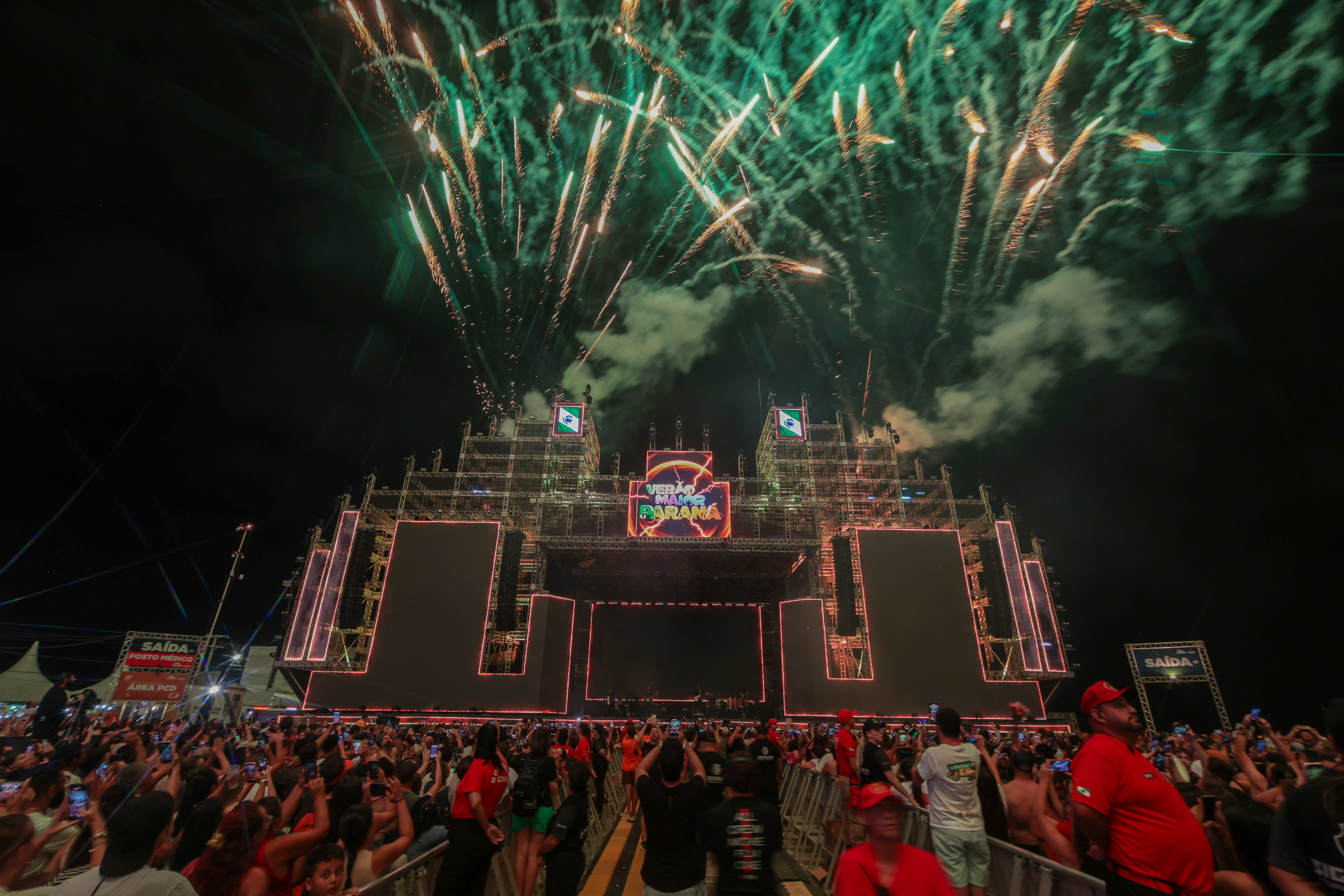 Hugo & Guilherme atraem 87 mil pessoas para as areias de Caiobá com hits icônicos