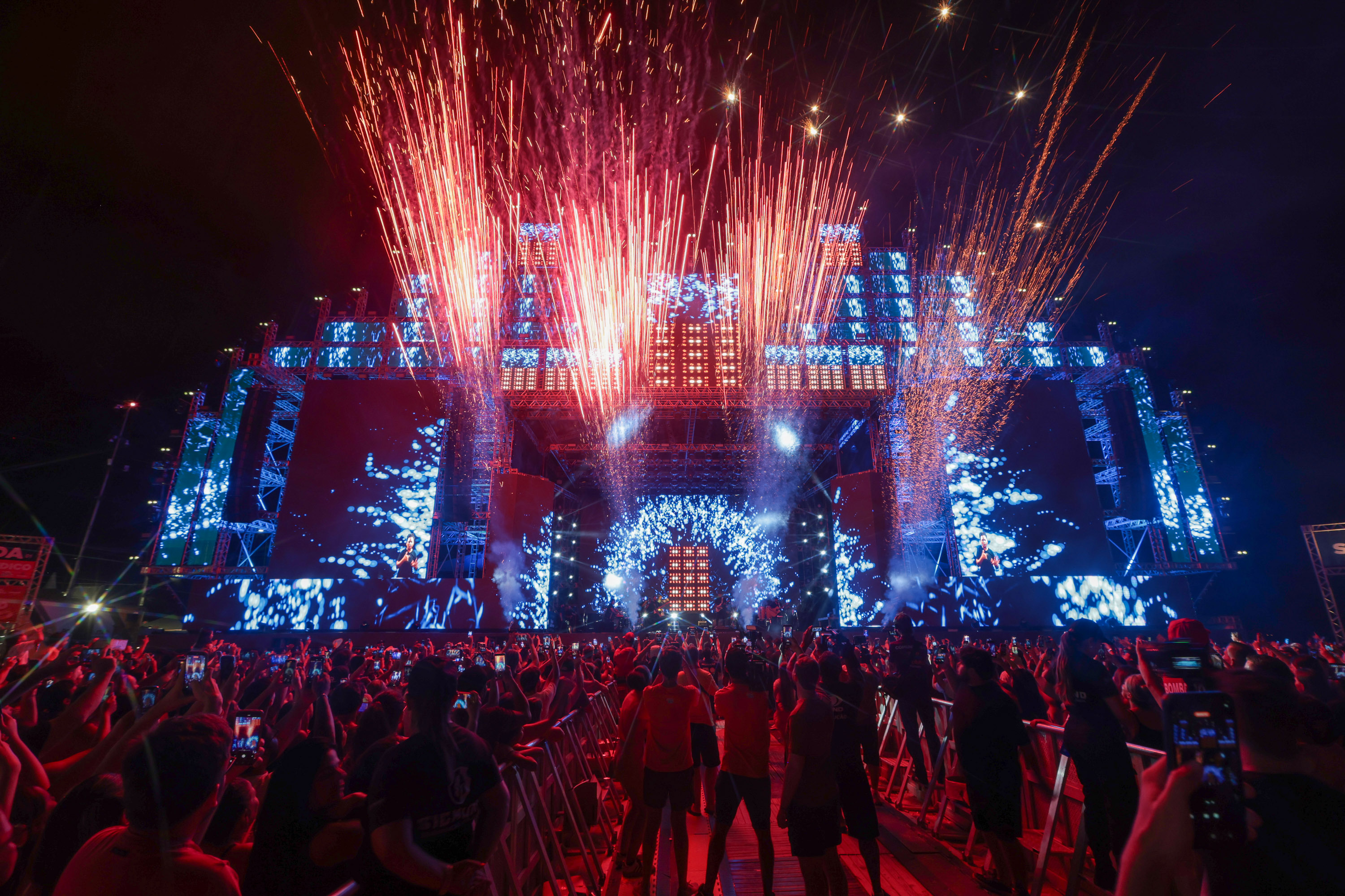 Hugo & Guilherme atraem 87 mil pessoas para as areias de Caiobá com hits icônicos