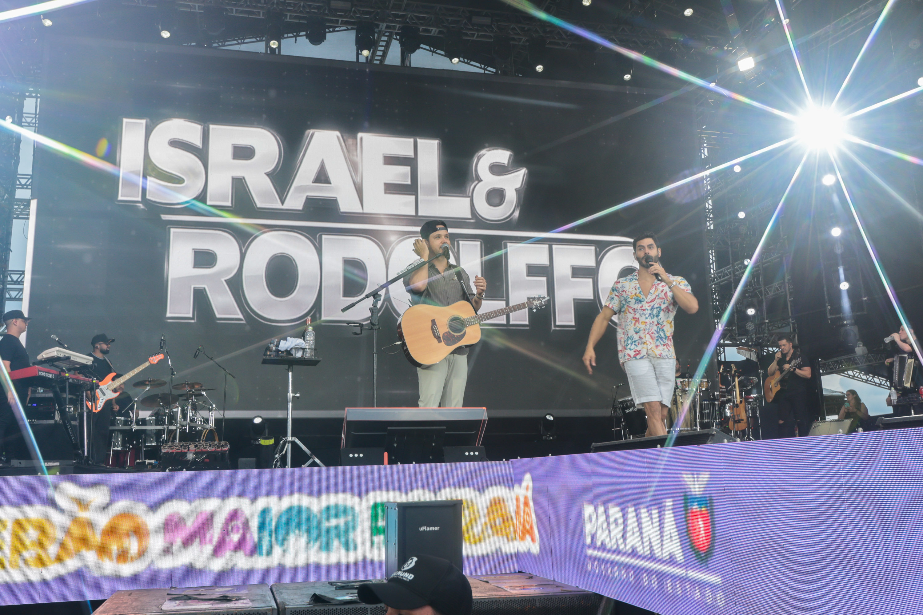 A dupla Israel e Rodolffo  durante  apresentação do seu  show  no Verão Maior Paraná, em Matinhos - 08/02/2026