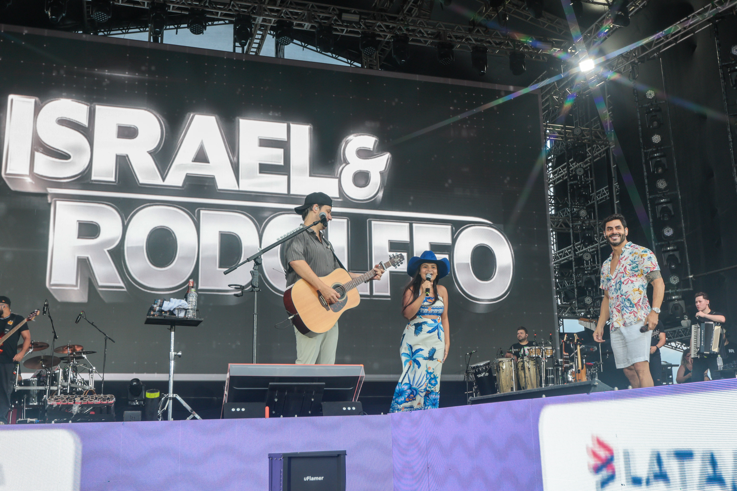 A dupla Israel e Rodolffo  durante  apresentação do seu  show  no Verão Maior Paraná, em Matinhos - 08/02/2026