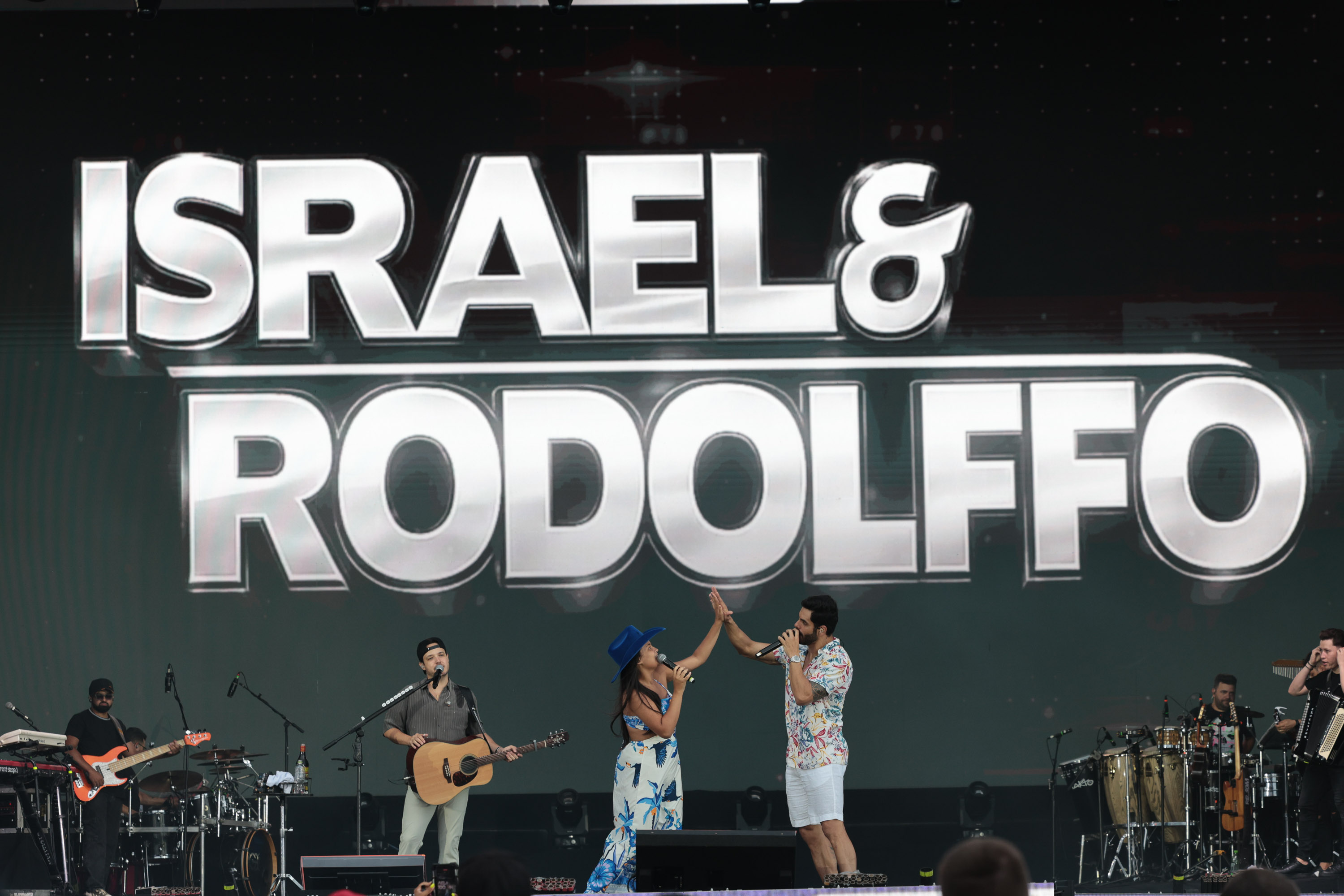 A dupla Israel e Rodolffo  durante  apresentação do seu  show  no Verão Maior Paraná, em Matinhos - 08/02/2026