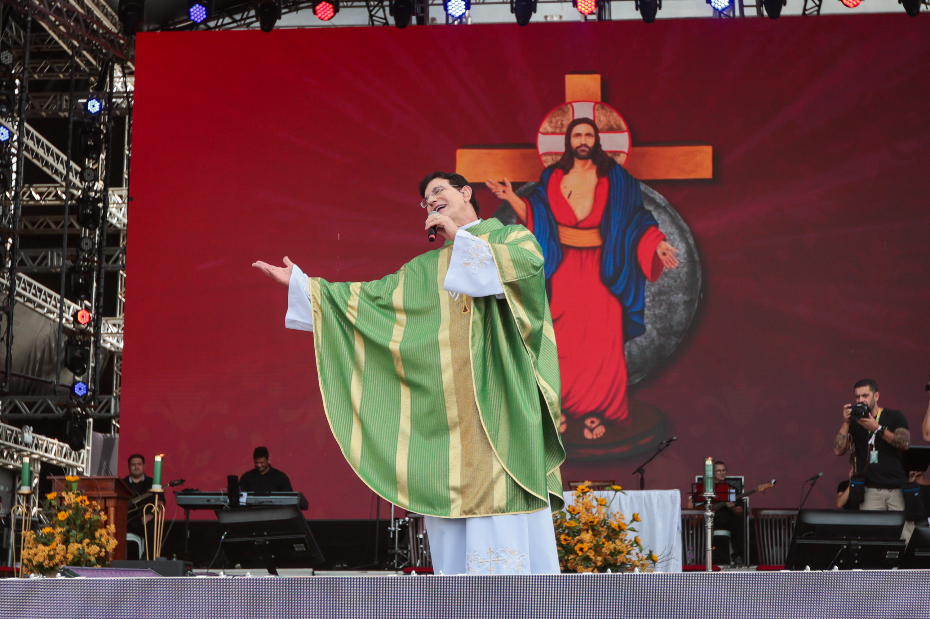 Padre Reginaldo Manzotti reúne 38 mil pessoas no último domingo do Verão Maior Paraná