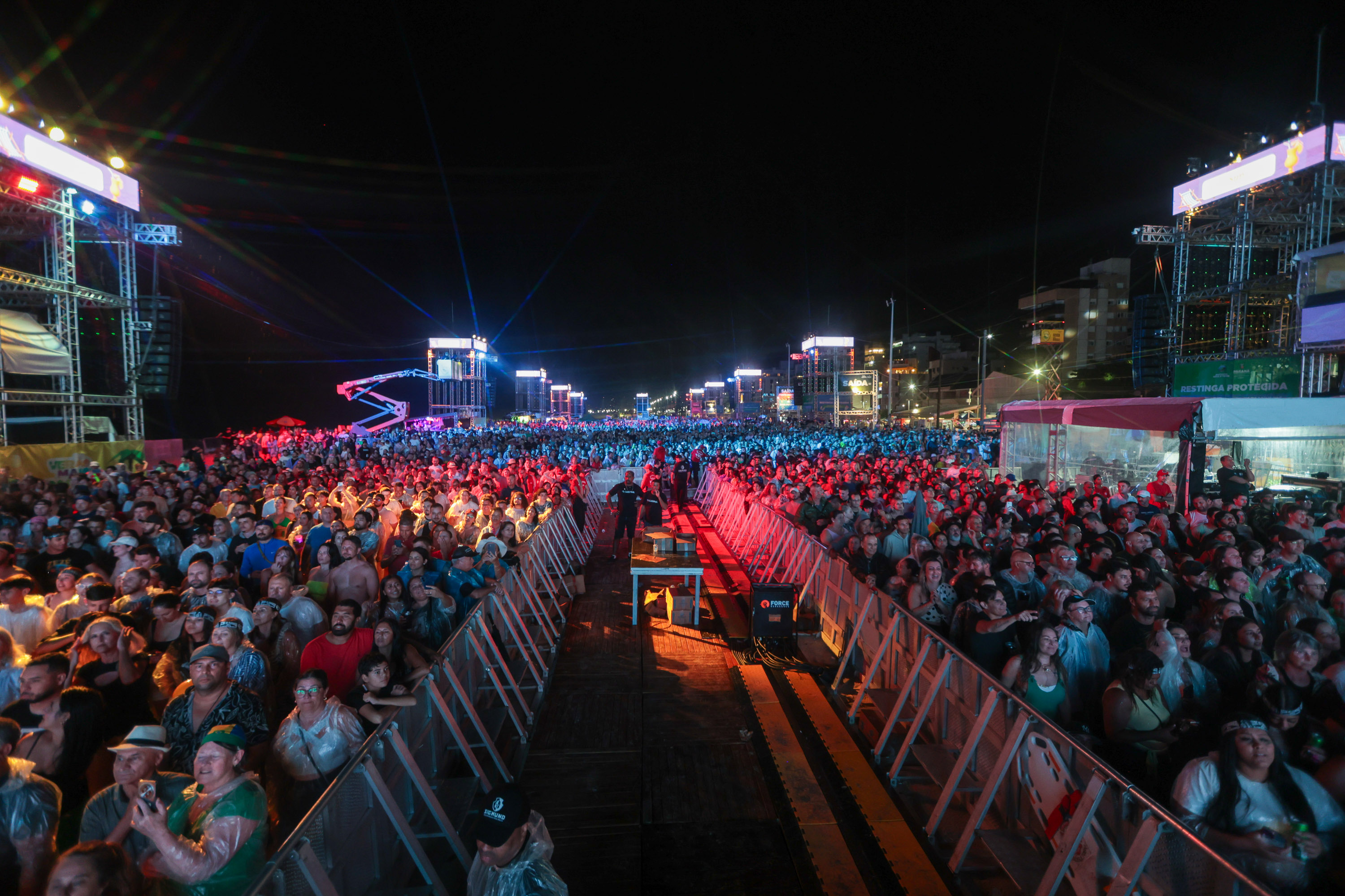 A dupla Zezé Di Camargo e Luciano durante a apresentação do seu show dentro da programação do Verão Maior Paraná, em Matinhos - 07/02/2026