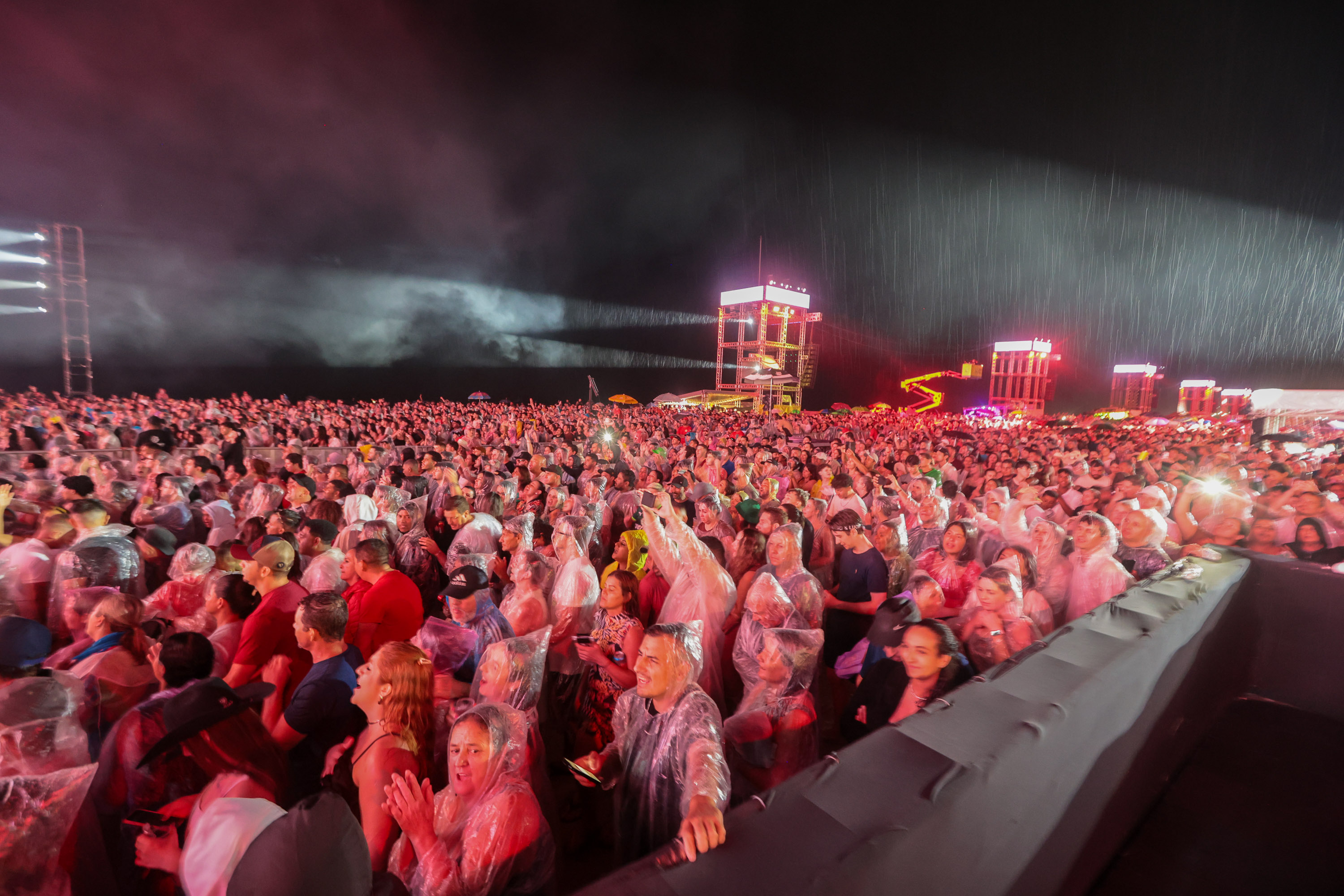 A dupla Zezé Di Camargo e Luciano durante a apresentação do seu show dentro da programação do Verão Maior Paraná, em Matinhos - 07/02/2026