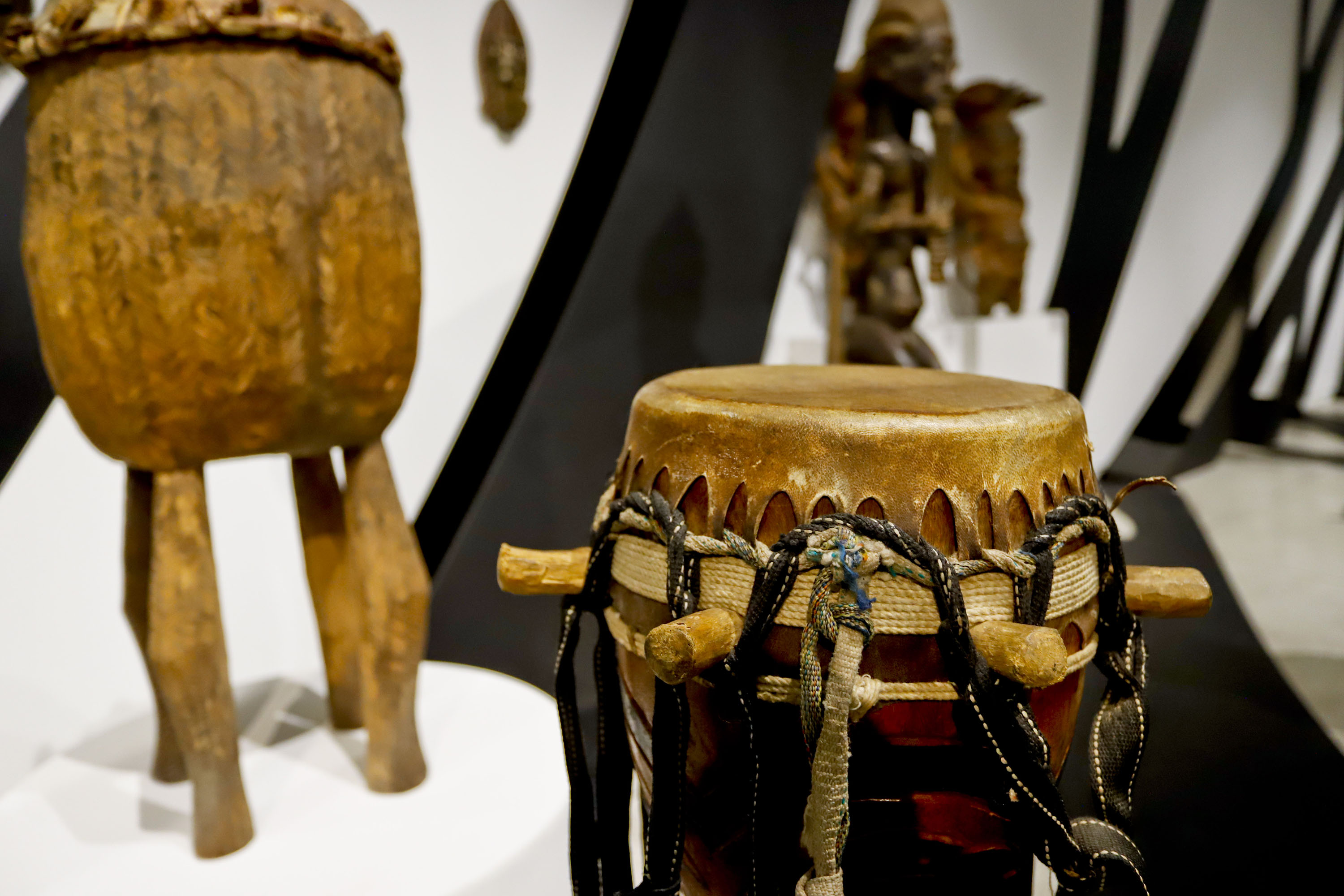 Em visitas guiadas, visitante pode conhecer arquitetura e exposição do acervo do MON