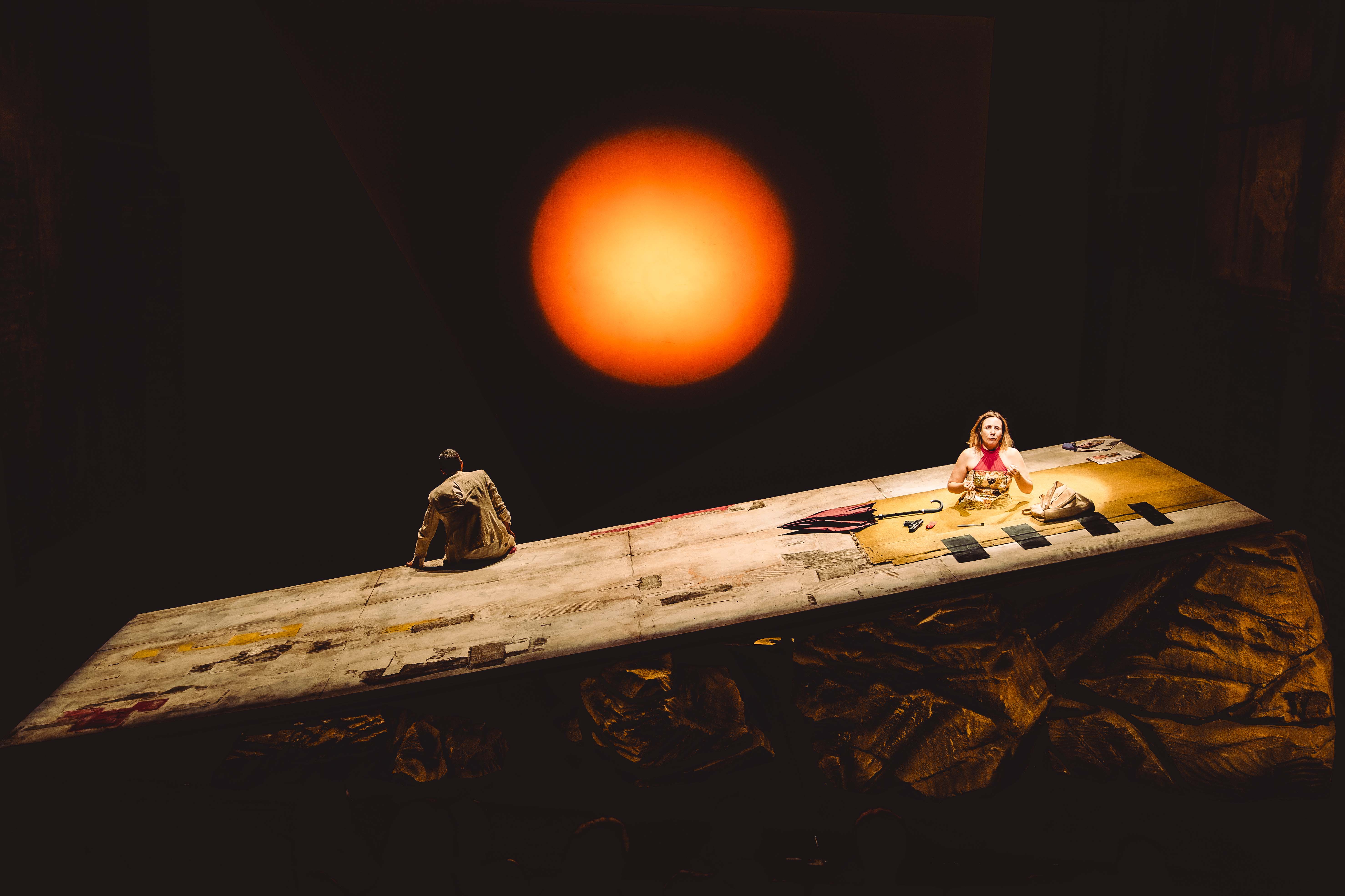 Entre o riso e a ruína: Armazém Companhia de Teatro apresenta 