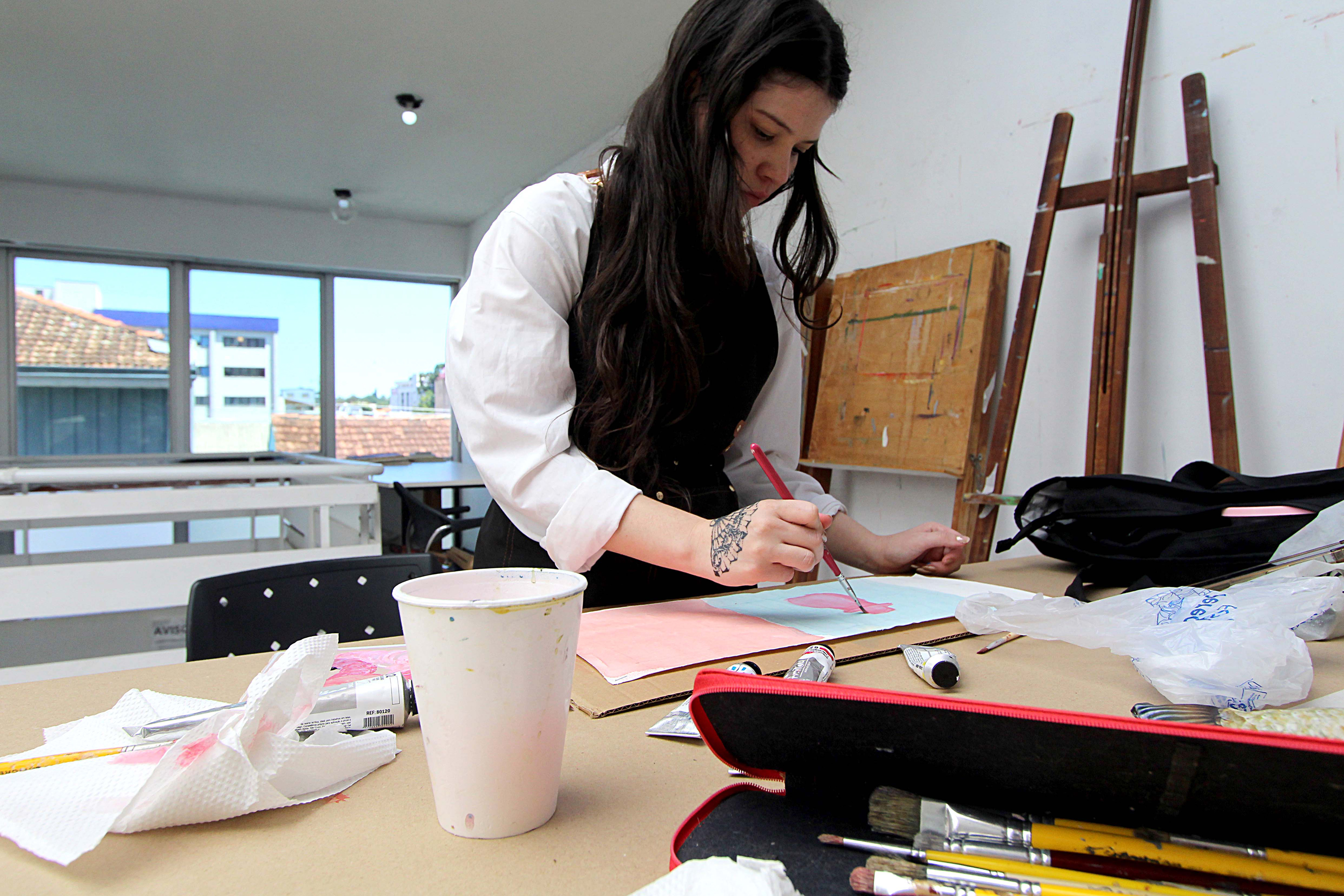 Cursos de arte da Academia Alfredo Andersen reúnem amadores e especialistas