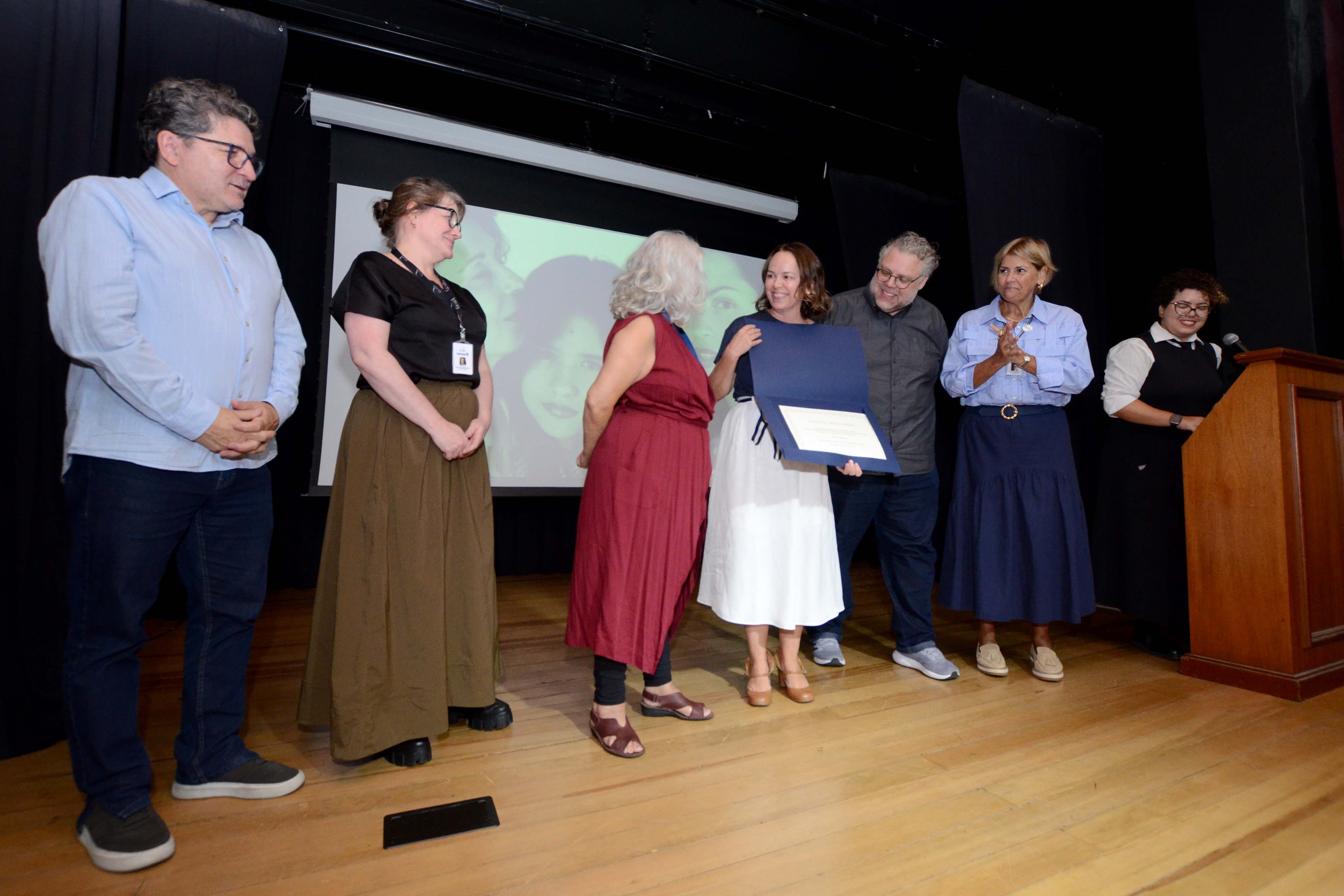 Alice Ruiz recebe homenagens de diversos artistas da cena cultural na Biblioteca Pública