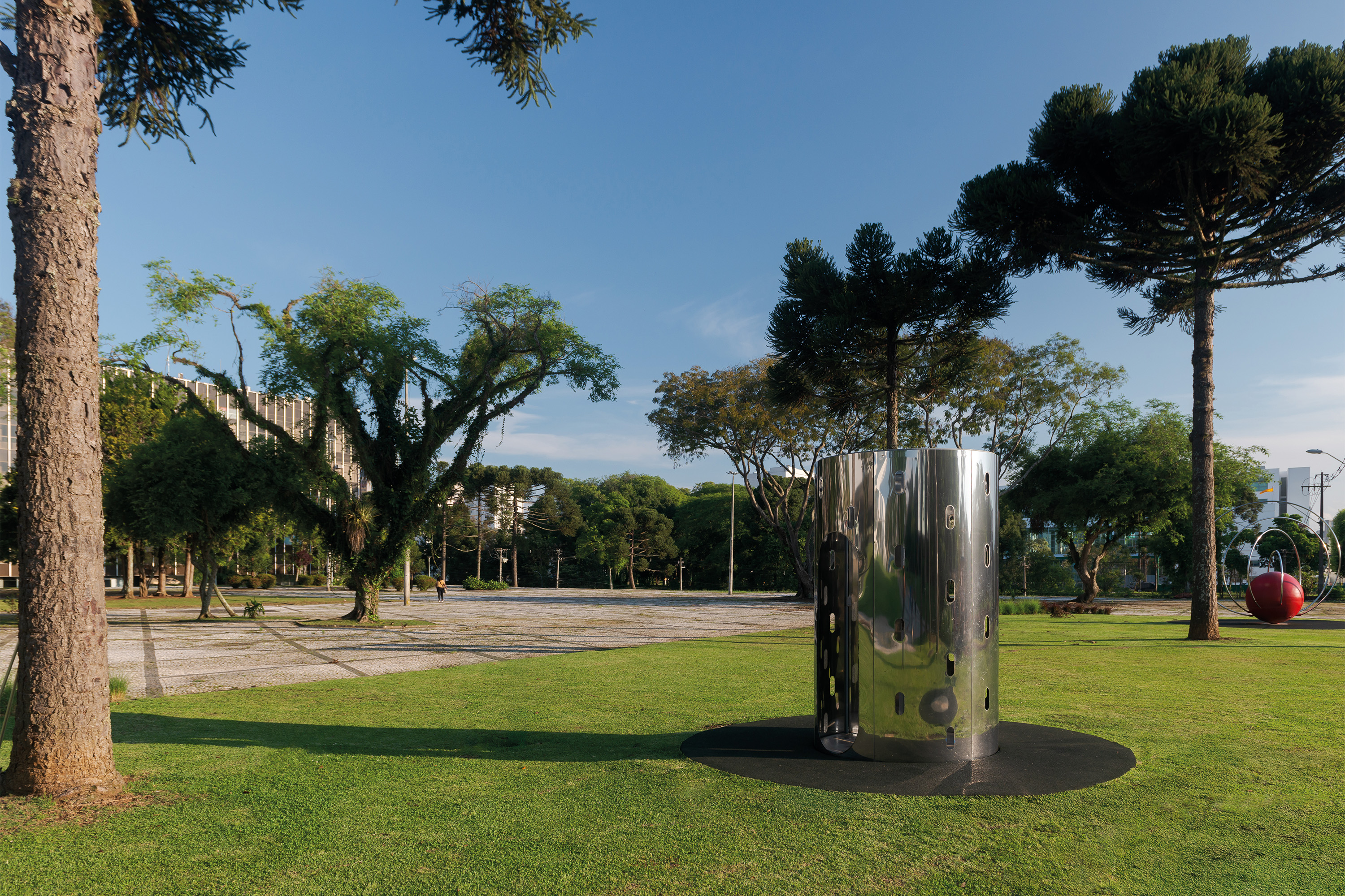 MON inaugura obra nova na área externa e promove "caça às artes" com prêmios no sábado