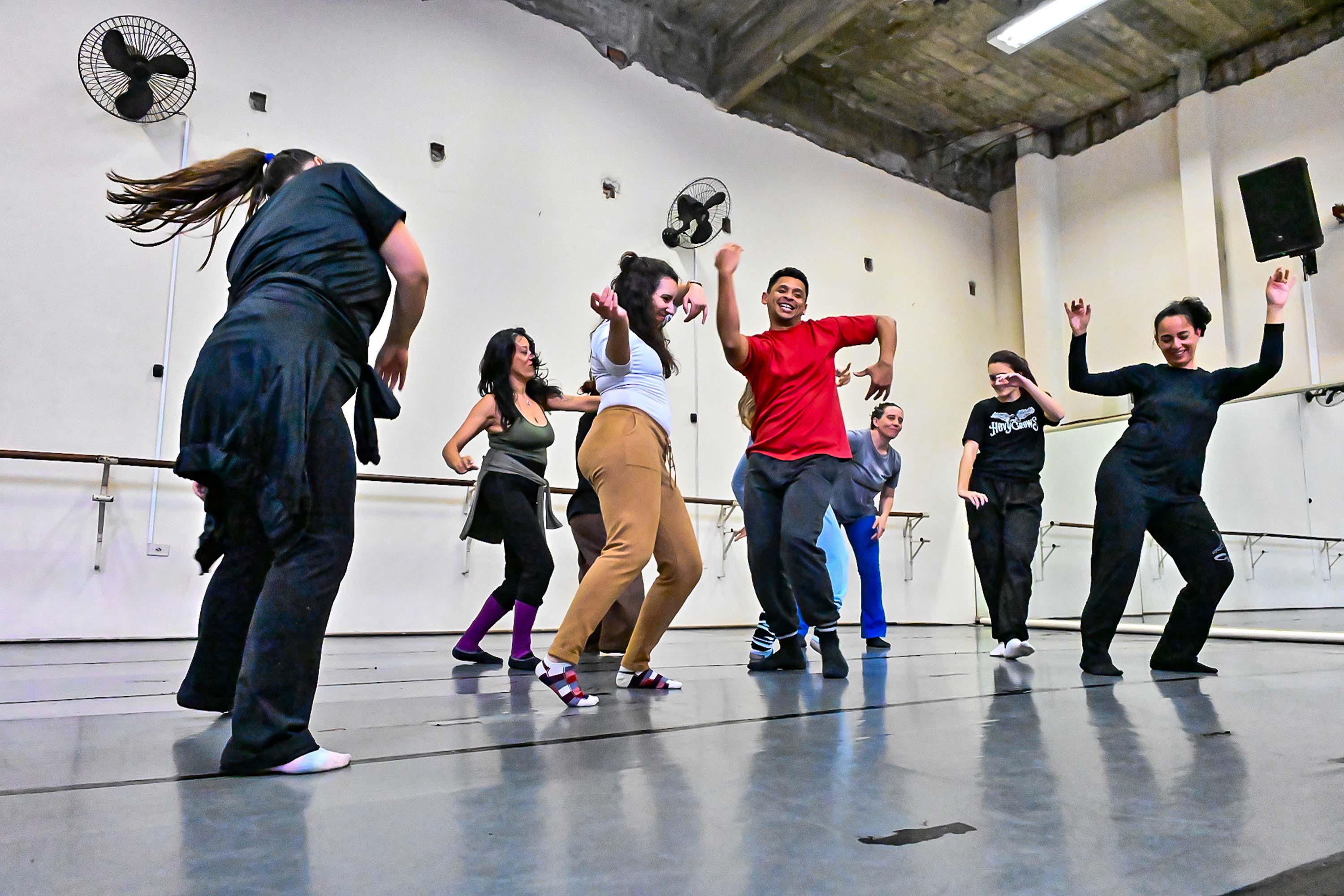 Teatro Guaíra oferece curso gratuito de técnicas corporais para artistas do movimento