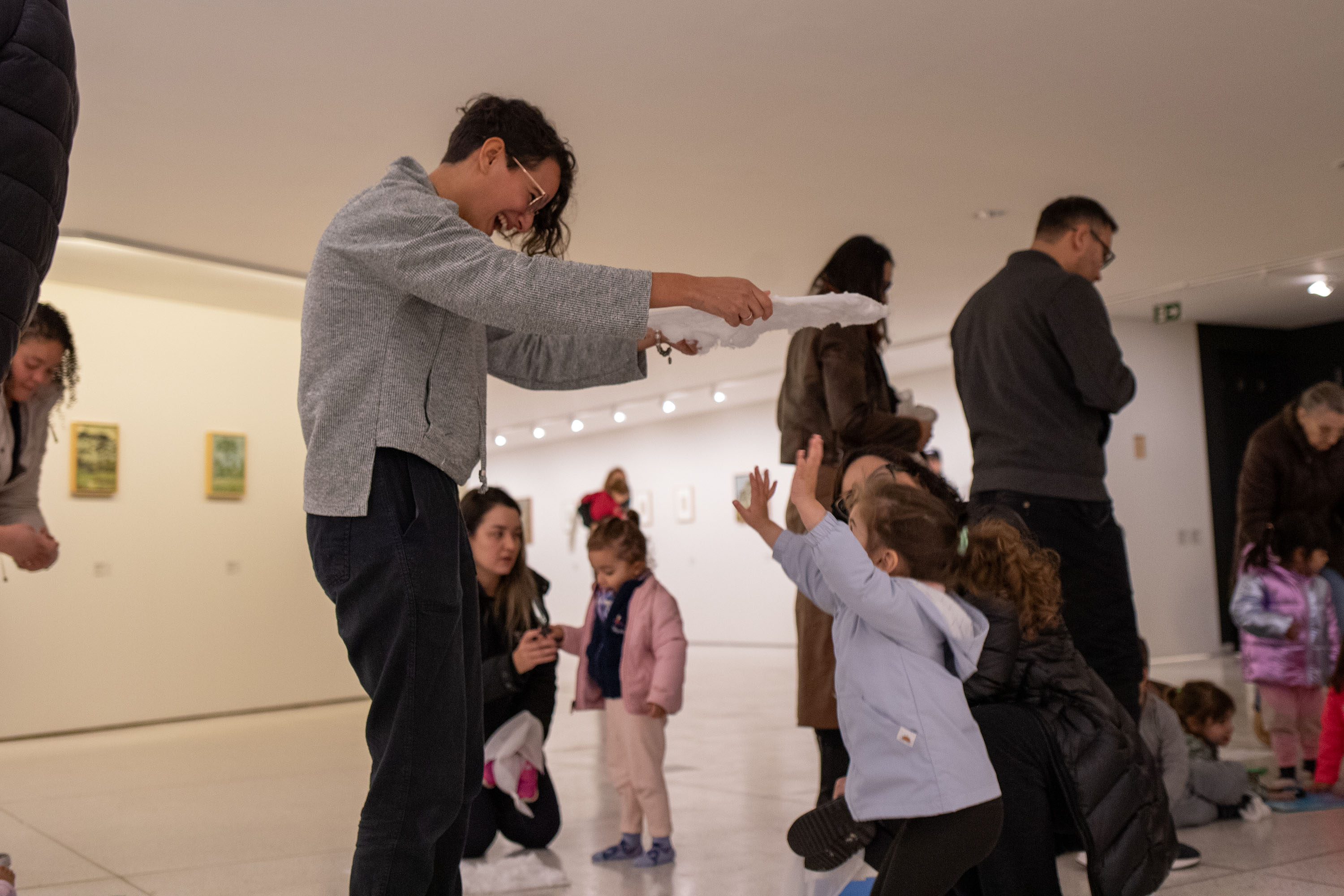 MON promove atividade sobre a obra de Chiharu Shiota para bebês de 2 a 3 anos