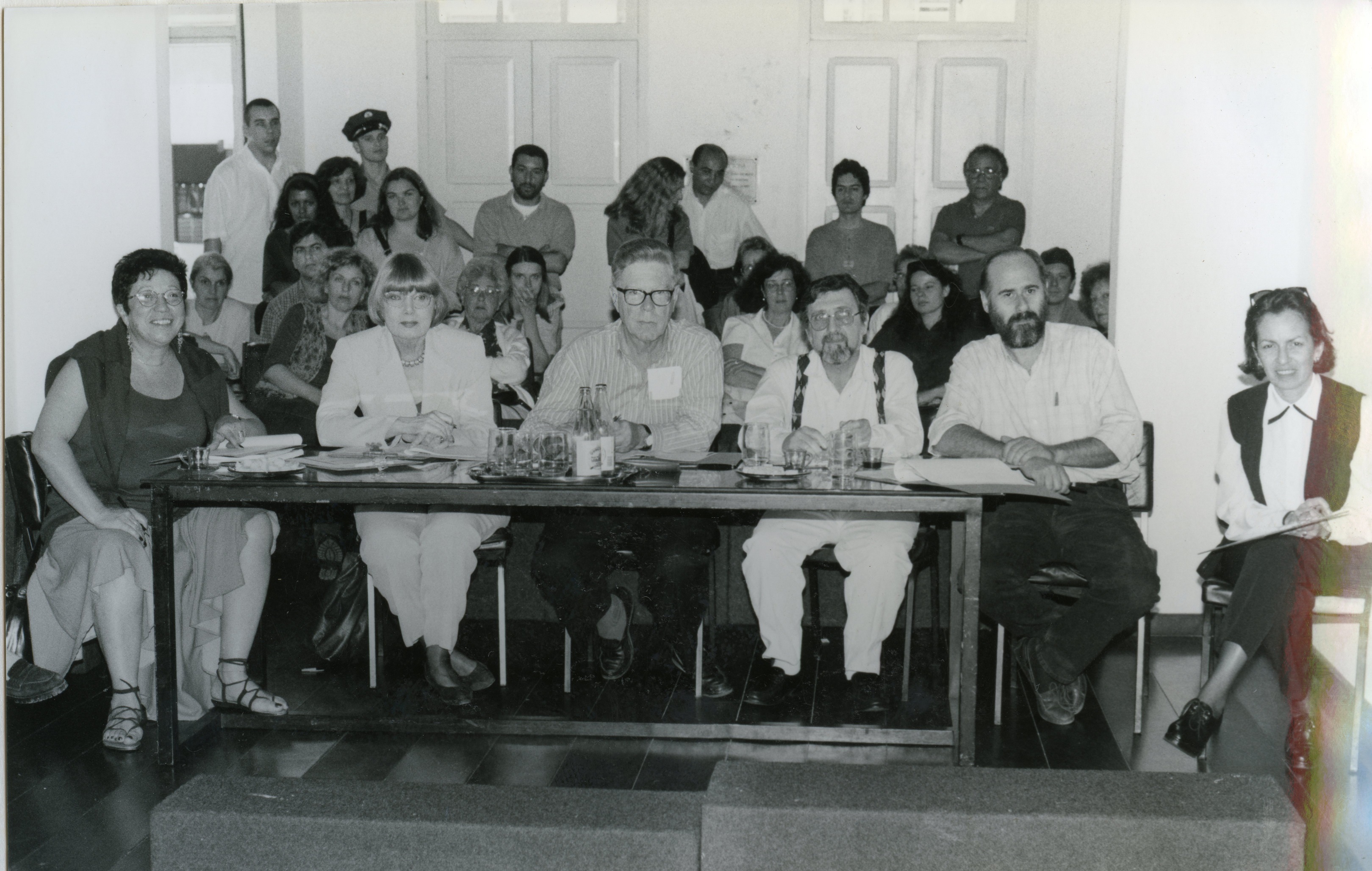 A crítica de arte Adalice Araújo em uma das avaliações do Salão Paranaense; à esquerda a atual diretora da EMBAP. Maria José Justino.