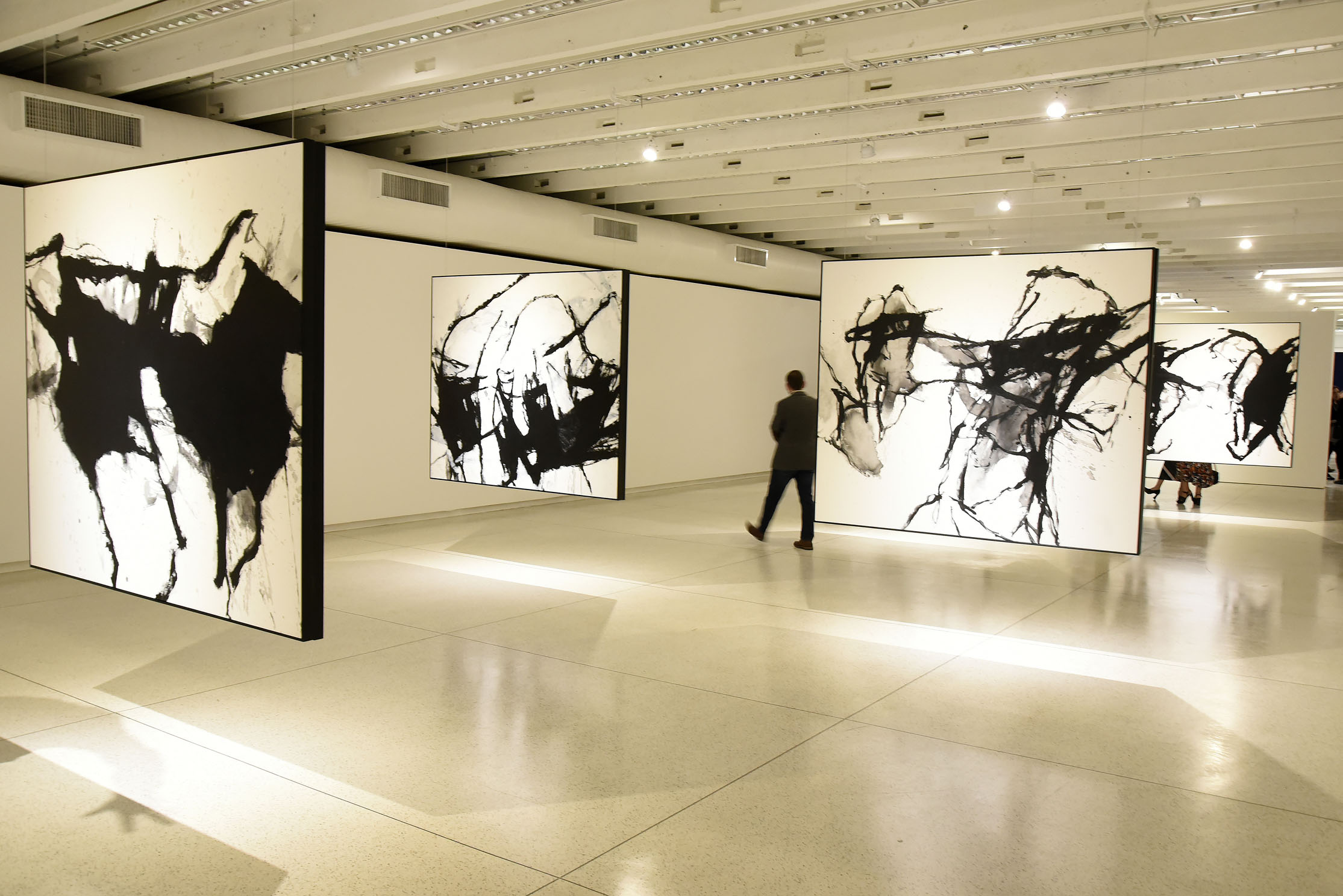 Mostra de Marcelo Conrado está em cartaz no MON, que abre até 20 horas no feriado.