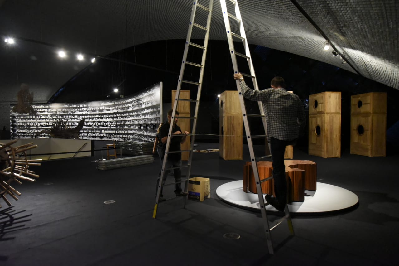 Imagens da montagem da exposição no MON, que  traz 40 obras monumentais do artista chinês Ai Weiwei.