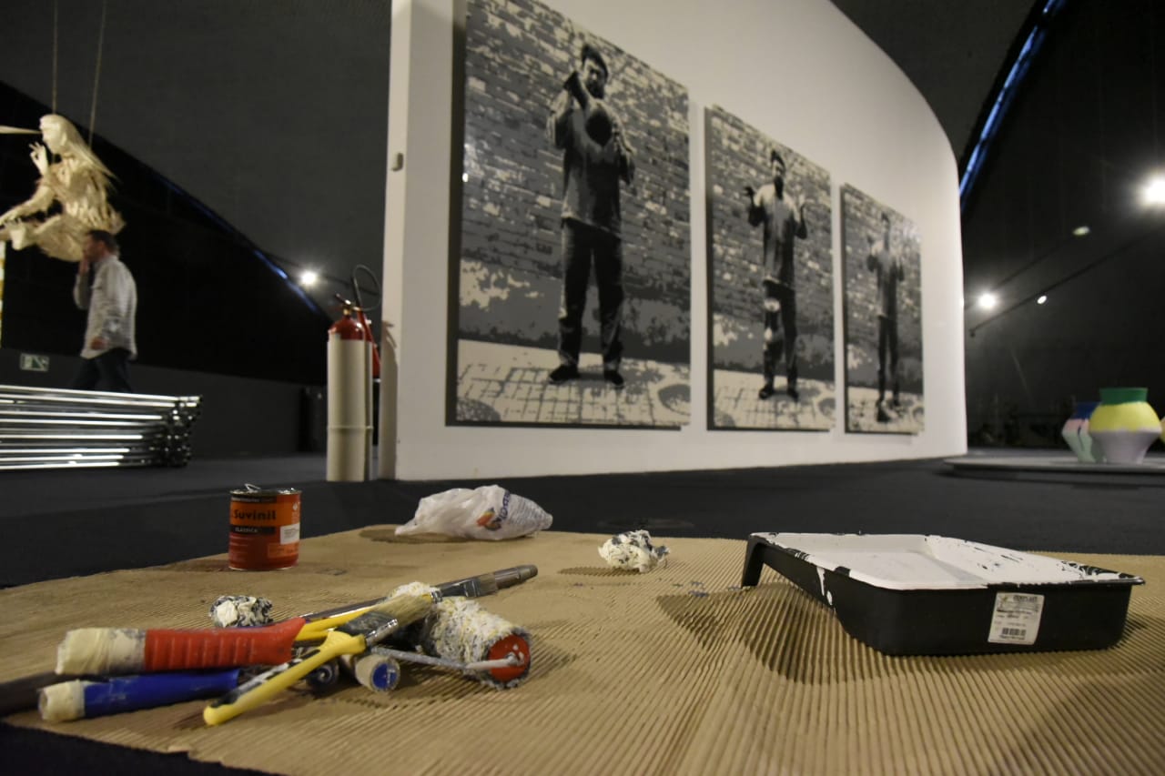 Imagens da montagem da exposição no MON, que  traz 40 obras monumentais do artista chinês Ai Weiwei.