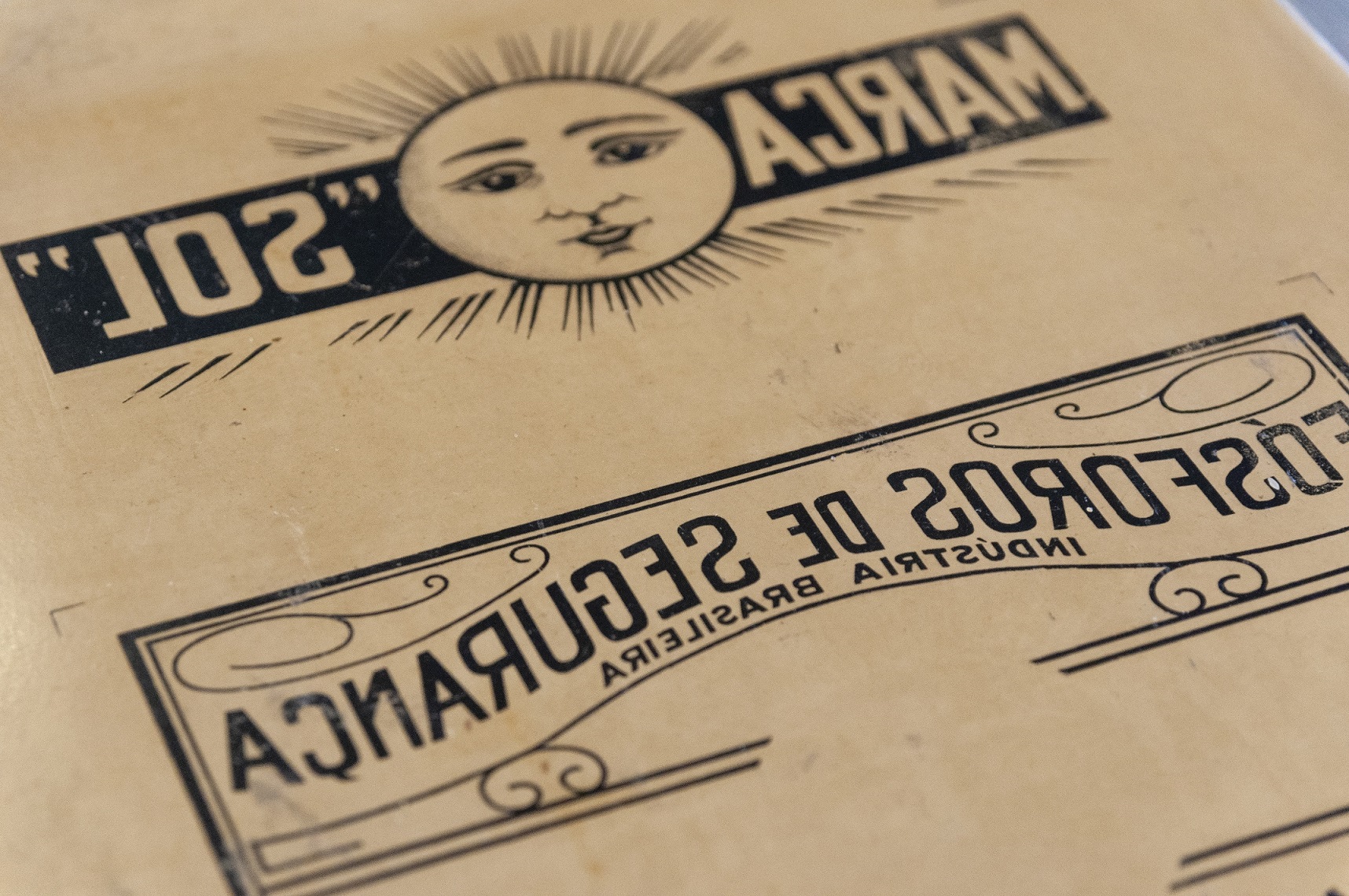 Detalhe de uma pedra litográfica da antiga Impressora Paranaense, acervo do Museu Paranaense, que integra a mostra "Gravado".