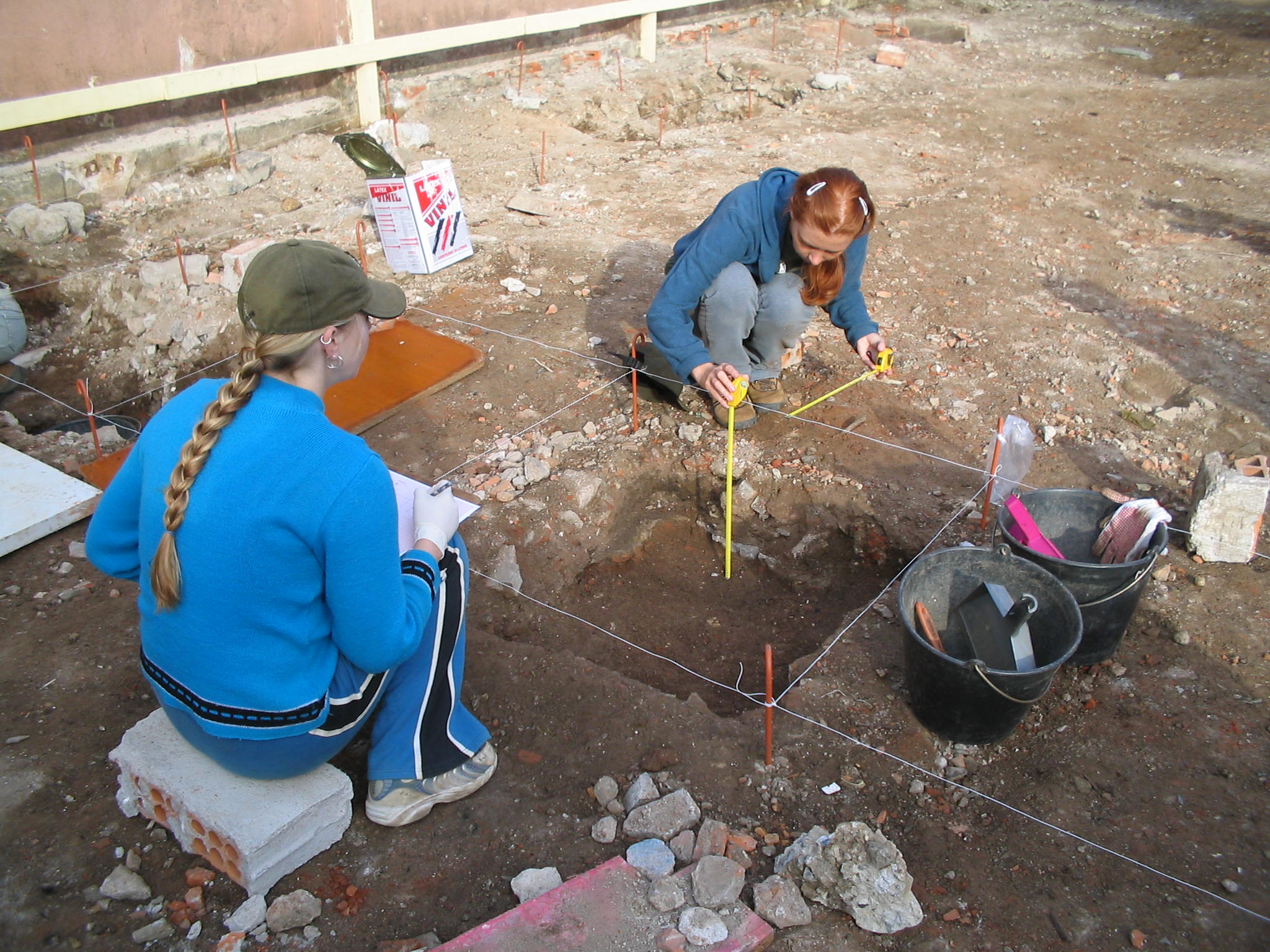 Pesquisadoras documentando materiais evidenciados nas quadras