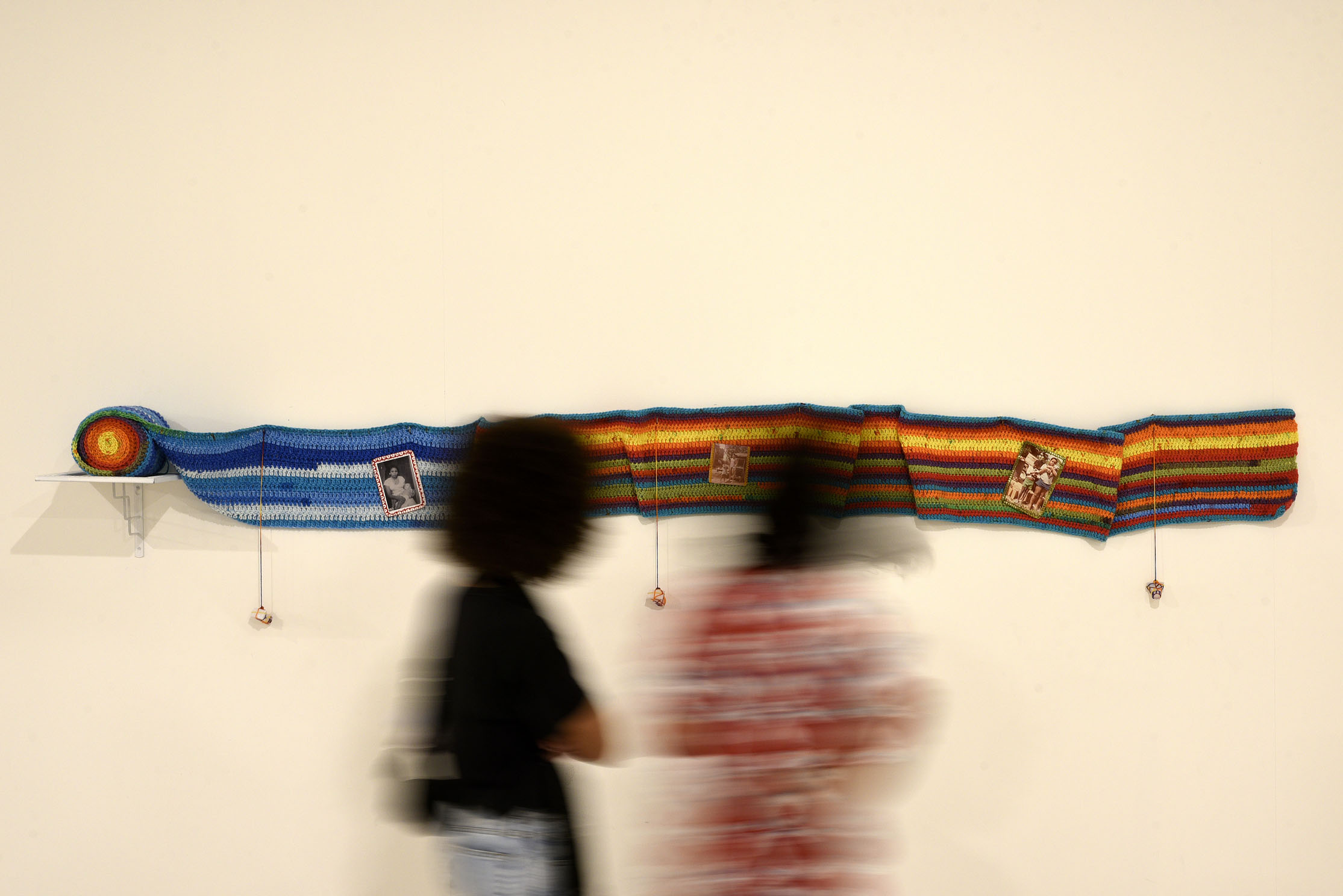 Mostra "Ero Ere: negras conexões" está em cartaz no Museu de Arte Contemporânea do Paraná; espaço funciona das 10h às 18h no feriado.