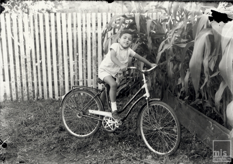 Mostra "Memória, imagem e infância está em cartaz no Museu da Imagem e do Som PR; espaço funciona das 10h às 16h no feriado.
