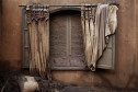 A exposição Mariana, com fotos de Christian Cravo e curadoria de Adriana Cravo, apresenta 26 fotografias impressas em fine art que retratam as memórias humanas de uma das maiores tragédias ambientais do país: o rompimento da barragem de Fundão, que vitimou fatalmente 19 pessoas e desabrigou centenas de famílias em Mariana (Minas Gerais), em 2015.