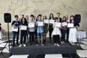 Jovens da Categoria Juvenil que tiveram seus desenhos selecionados para a exposição recebem certificado de participação no Concurso de Desenho do Centro Juvenil de Artes. Curitiba, 12 de novembro de 2019. Foto: Kraw Penas/SECC