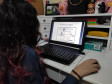A estudante do curso de Fotografia do CJAP, Laura Pacheco, estuda o conteúdo enviado em seu computador. Foto Priscila Pacheco.