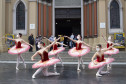 Bailarinas da Escola de Balé Teatro Guaíra se apresentam em frente à Catedral