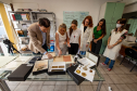 Equipe de conservadoras entrega documentos de Alfredo Andersen para o Museu