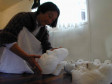 Alice Yamamura com suas máscaras de gesso
