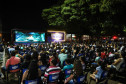 Público no cinema na praça 