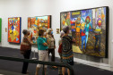 Público visitando a exposição OSGEMEOS: Segredos no Museu Oscar Niemeyer
