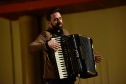 João Pedro Teixeira toca acordeão 