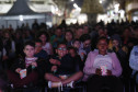 Crianças assistindo cinema em uma praça