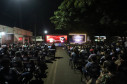 Pessoas assistindo cinema em uma praça