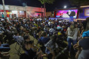 Pessoas assistindo cinema em uma praça
