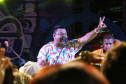 O público vai se despedir dos shows com o axé e o pagode do Grupo Sempre Tem e do Ara Ketu, que se revezam nos palcos.